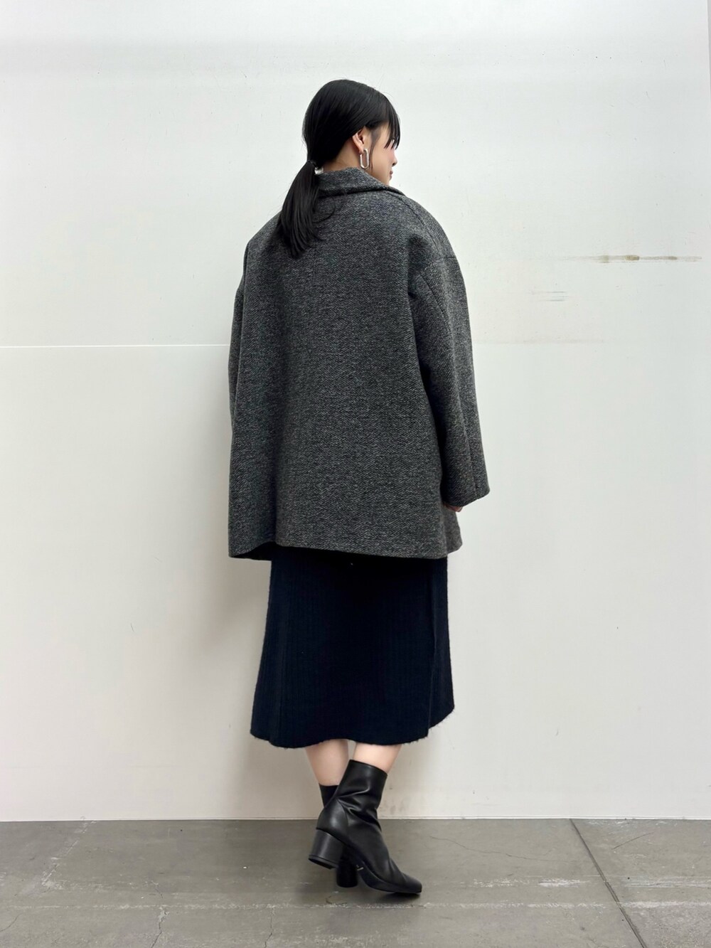 「ニットワンピース、真冬のあったかスタイル、シンプルスタイル、大人コーデ、ニット/セーター、秋冬コーデ、モノトーンコーデ、オーバーサイズ、冬、初春コーデ、旅行コーデ、きれいめコーデ、オトナカジュアル、きれいめコーディネート、グレー」｜「FORK&SPOONのFORK&SPOON　スライバーニットコート（その他アウター、グレー系）」を使った、秋山 里織さん（レディース・158cm）の冬コーディネートの3枚目の写真