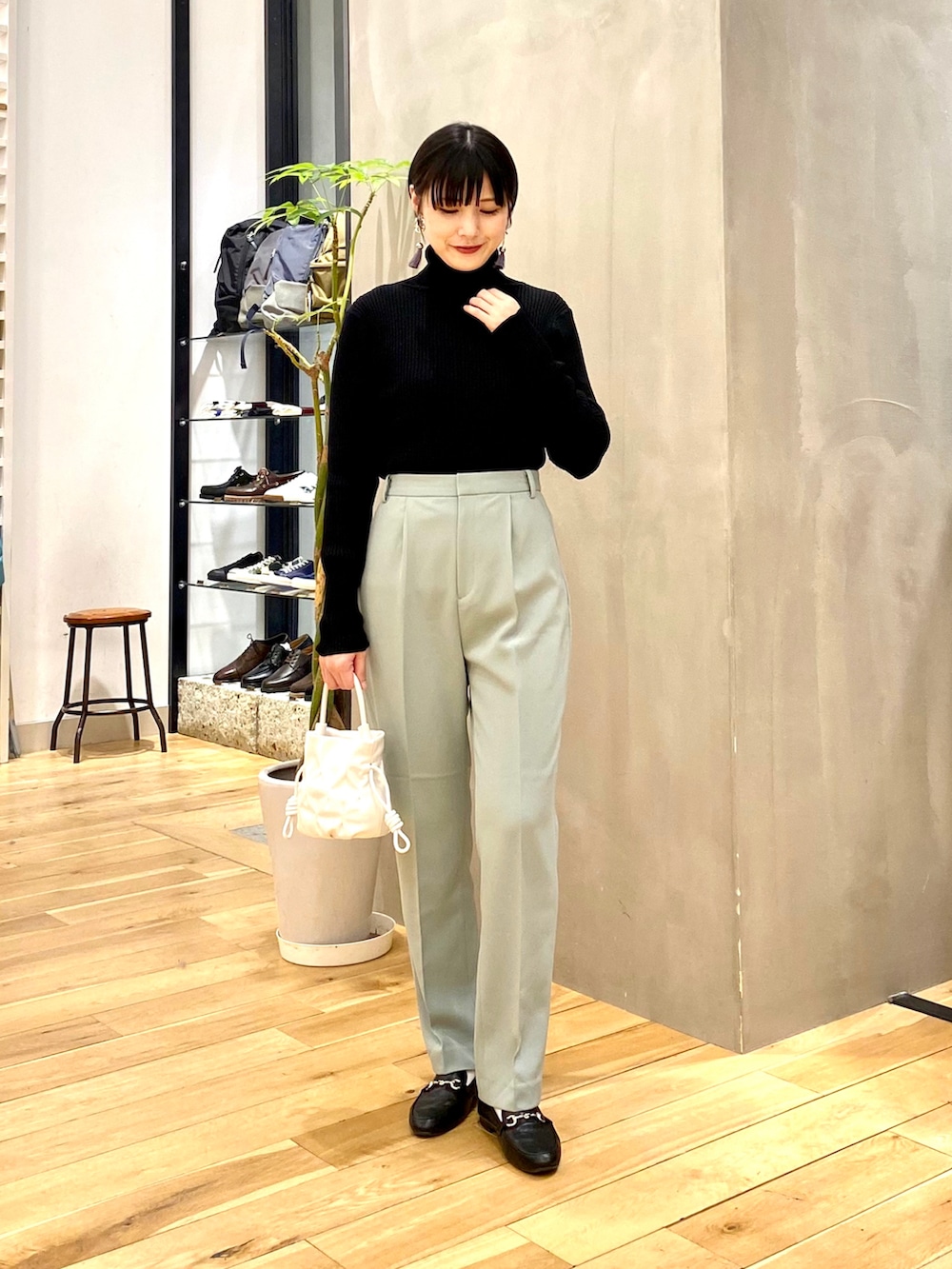 ブラック系のダウンジャケット/コート、ブラック系のニット/セーター、グリーン系のその他パンツを着用したレディースの冬コーディネートの3枚目の写真