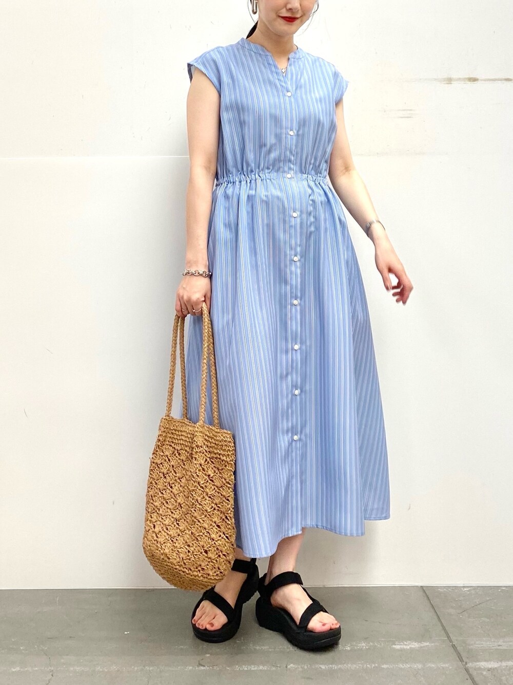 その他のシャツワンピース、ベージュ系のトートバッグ、ブラック系のサンダルを着用したレディースの夏コーディネートの4枚目の写真