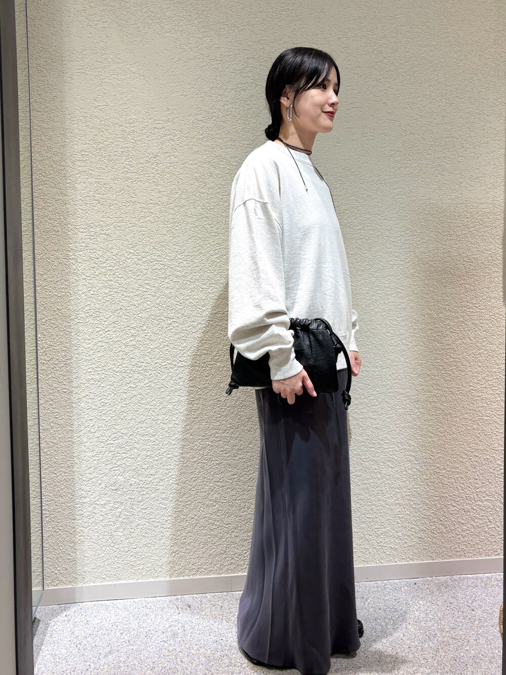 ベージュ系のスウェット、ベージュ系のスウェット、グレー系のスカートを着用したレディースの秋コーディネートの2枚目の写真