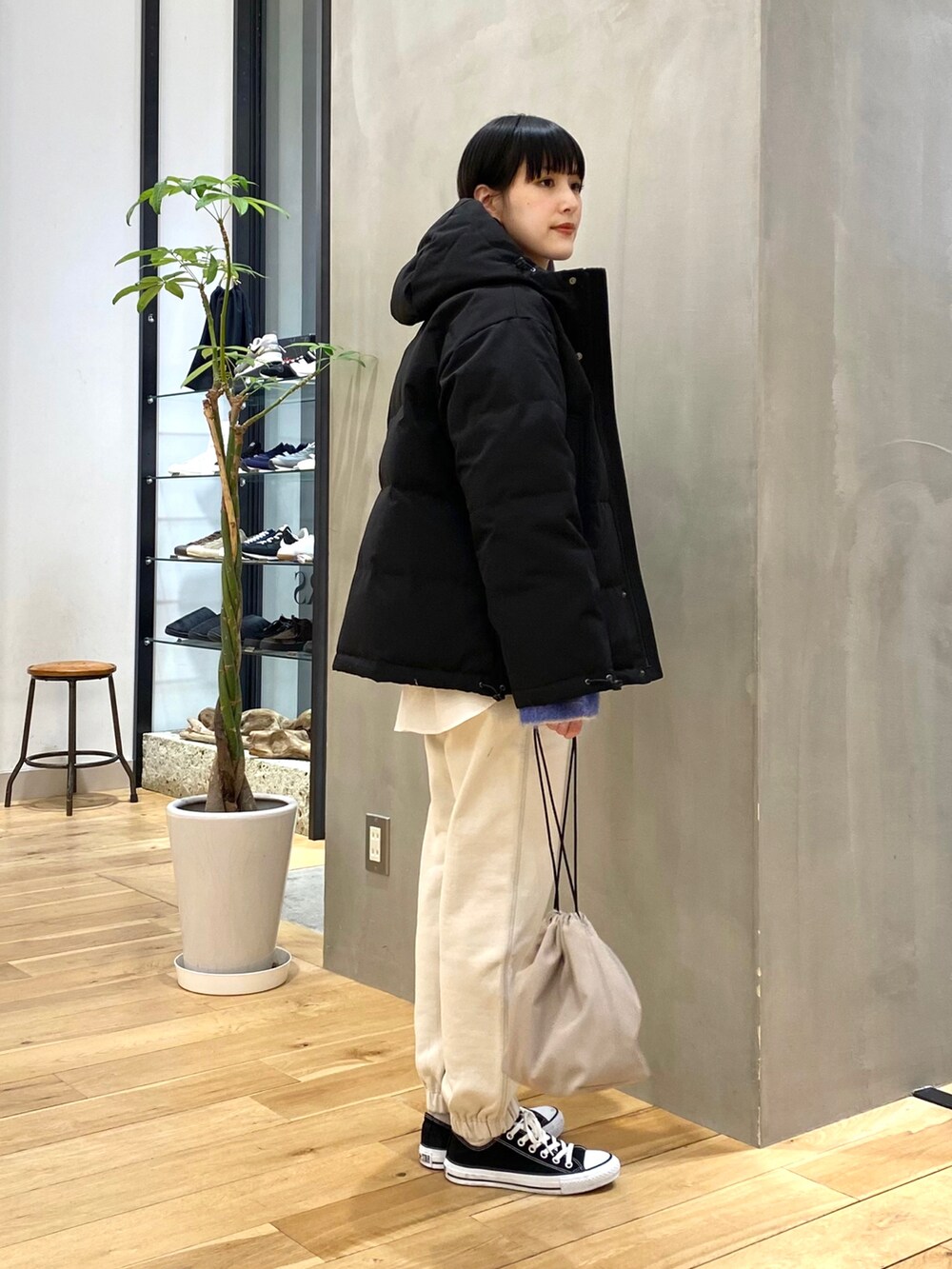 「スウェットパンツ、ビッグシルエット、ダウンジャケット、冬コーデ、レイヤードスタイル、モヘアニット、スニーカーコーデ、休日スタイル、FORK&SPOON、きれいめカジュアル、ミニバッグ、URBAN RESEARCH DOORS、siiwa、URBAN RESEARCH DOORS WOMENS、おしゃれさんと繋がりたい」|「URBAN RESEARCH DOORSのDANTON DOWN HOODED JACKET(ダウンジャケット/コート、ブラック系)」を使った、saoriさん(レディース・158cm)の秋コーディネートの2枚目の写真