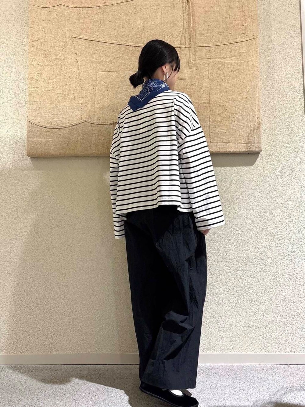 ブラック系のTシャツ/カットソー、ブラック系のその他パンツを着用したレディースの春コーディネートの3枚目の写真