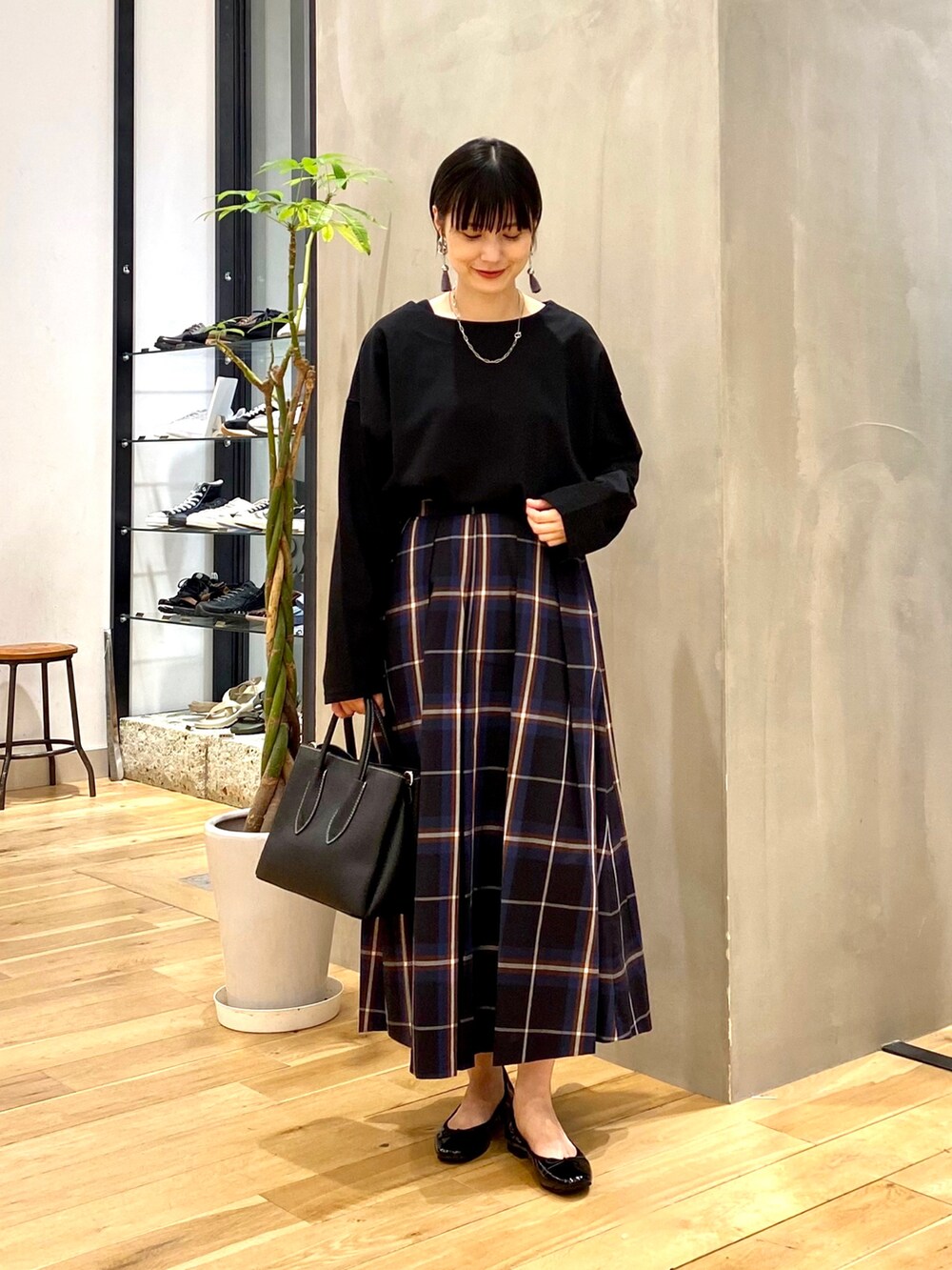 ベージュ系のその他アウター、ブラック系のTシャツ/カットソー、ブルー系のスカートを着用したレディースの秋コーディネートの3枚目の写真