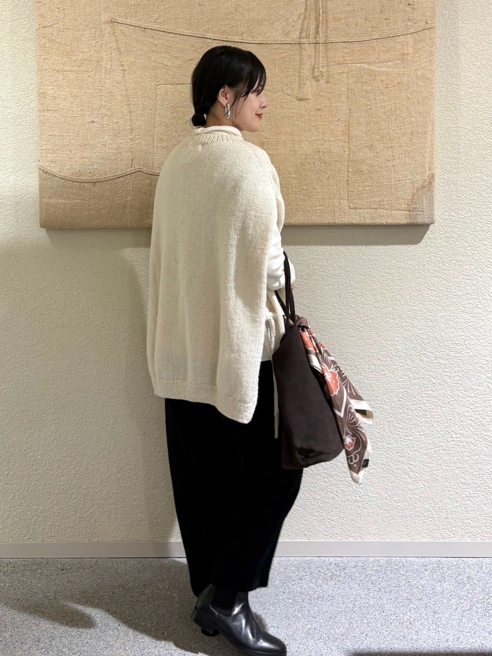 ホワイト系のニット/セーター、ホワイト系のニット/セーター、ホワイト系のニット/セーターを着用したレディースの秋コーディネートの3枚目の写真