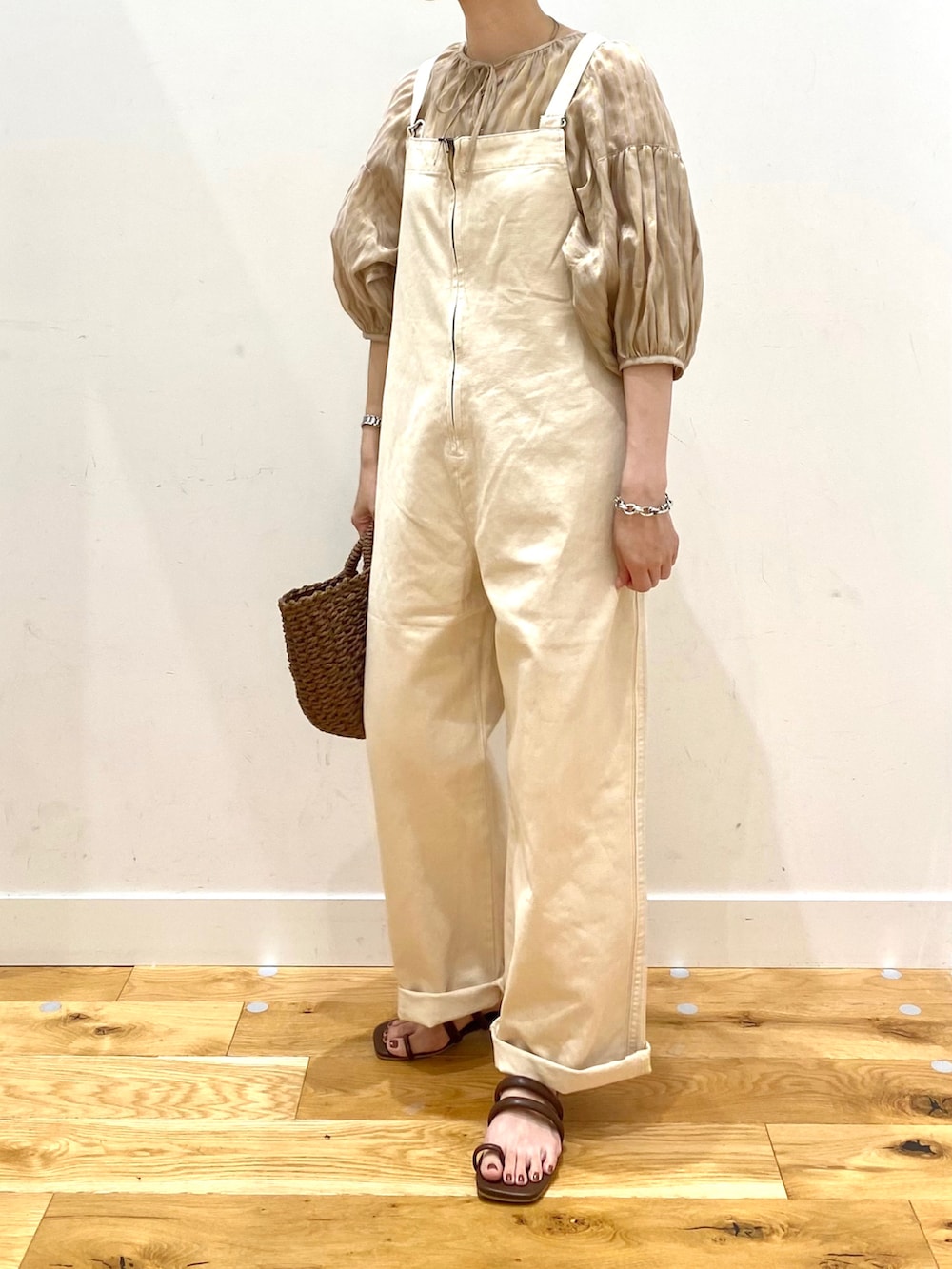 ベージュ系のシャツ/ブラウス、ホワイト系のサロペット/オーバーオール、ブラウン系のハンドバッグを着用したレディースの夏コーディネートの3枚目の写真