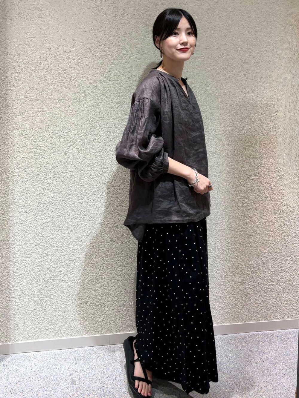 ブラック系のその他パンツ、グレー系のシャツ/ブラウスを着用したレディースの夏コーディネートの2枚目の写真