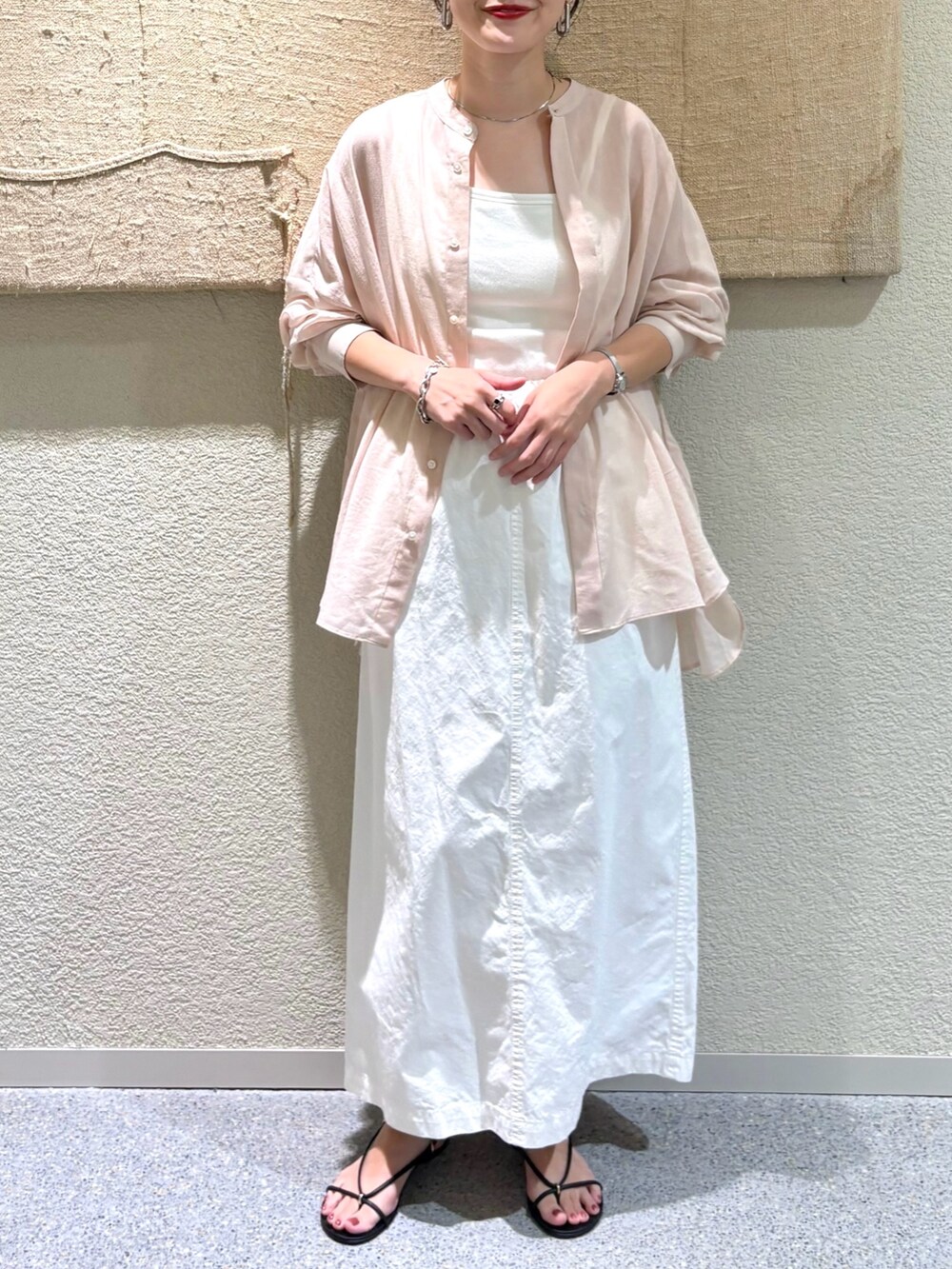 ピンク系のシャツ/ブラウス、ホワイト系のタンクトップ、ホワイト系のスカートを着用したレディースの夏コーディネートの4枚目の写真