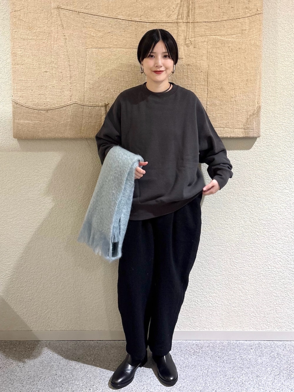 ホワイト系のダウンジャケット/コート、ホワイト系のダウンジャケット/コート、グレー系のスウェットを着用したレディースの冬コーディネートの4枚目の写真