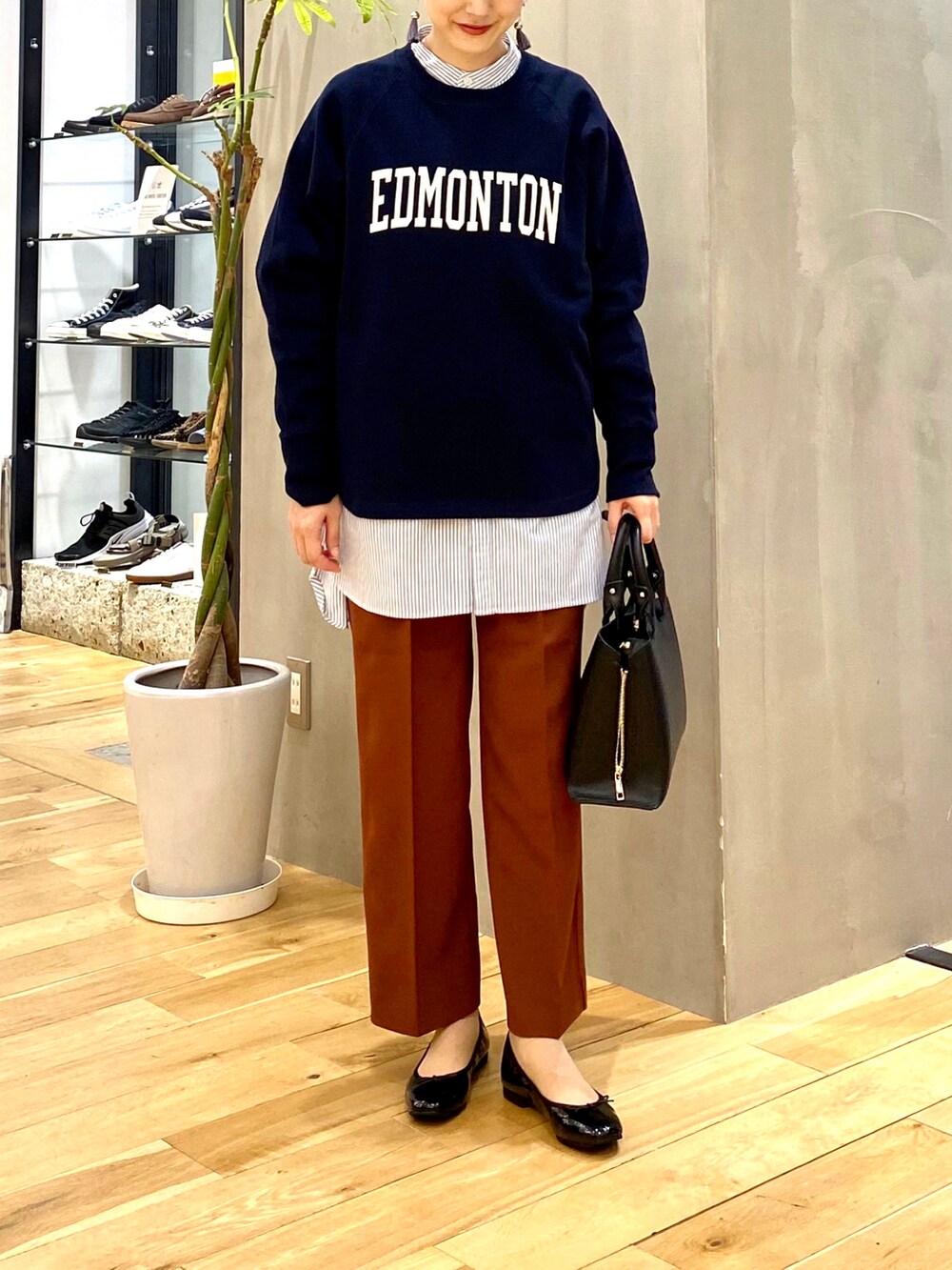 ブルー系のTシャツ/カットソー、ブルー系のシャツ/ブラウス、ブラウン系のその他パンツを着用したレディースの秋コーディネートの4枚目の写真