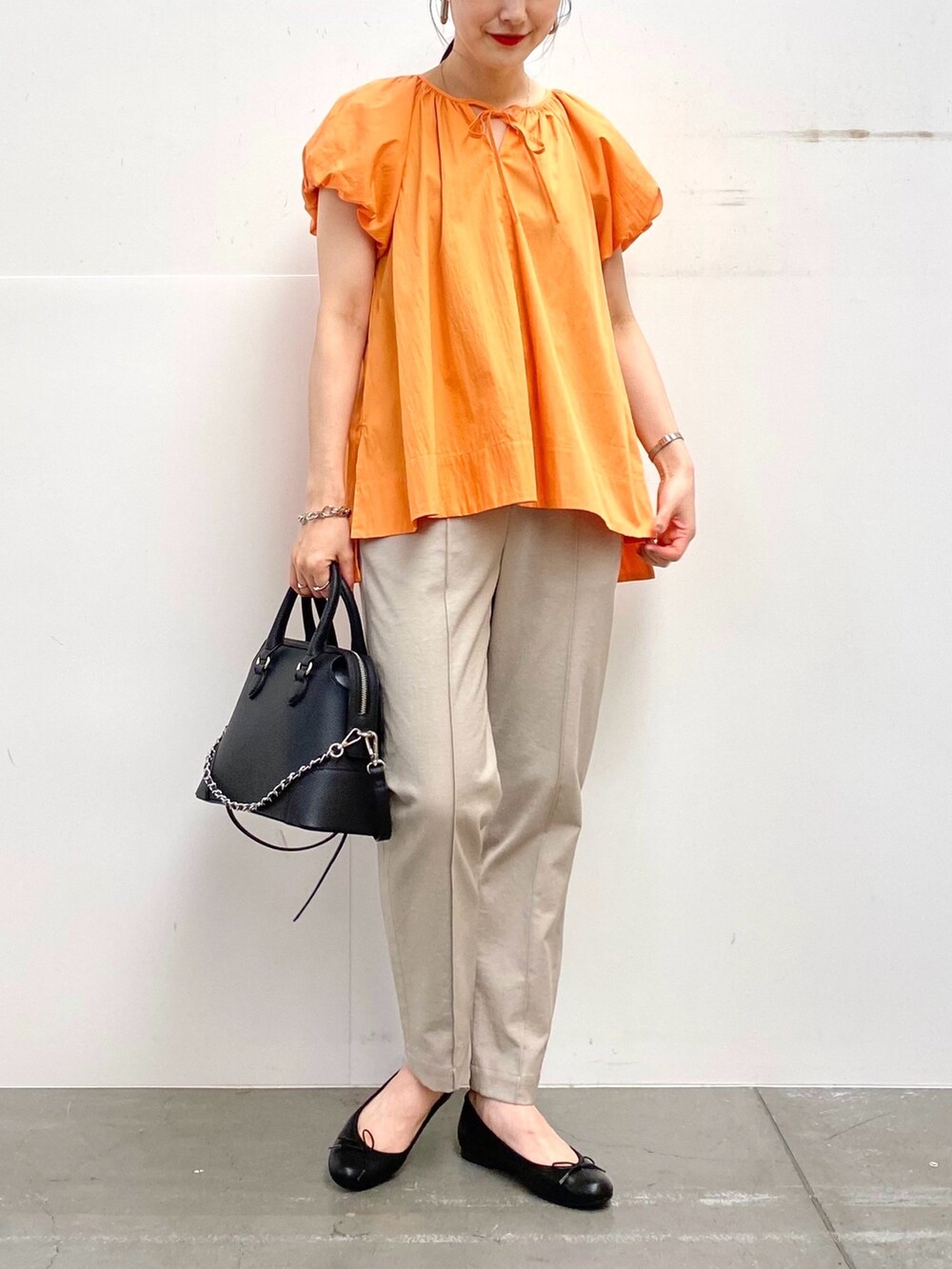 グレー系のその他パンツ、ブラック系のボストンバッグ、ブラック系のバレエシューズを着用したレディースの夏コーディネートの4枚目の写真