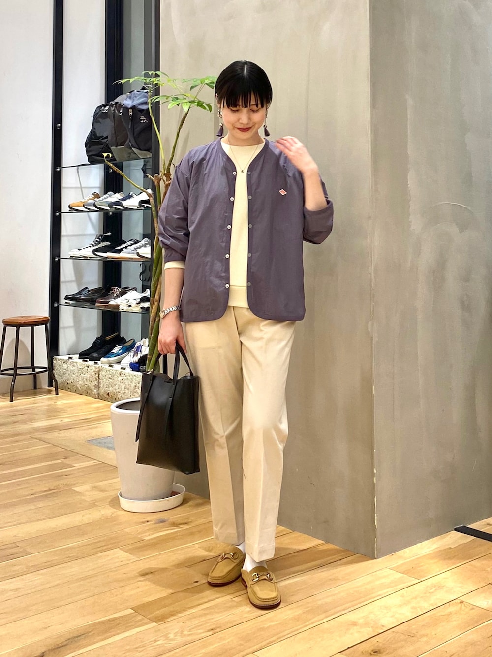 パープル系のノーカラージャケット、ホワイト系のスウェット、ベージュ系のその他パンツを着用したレディースの春コーディネートの2枚目の写真