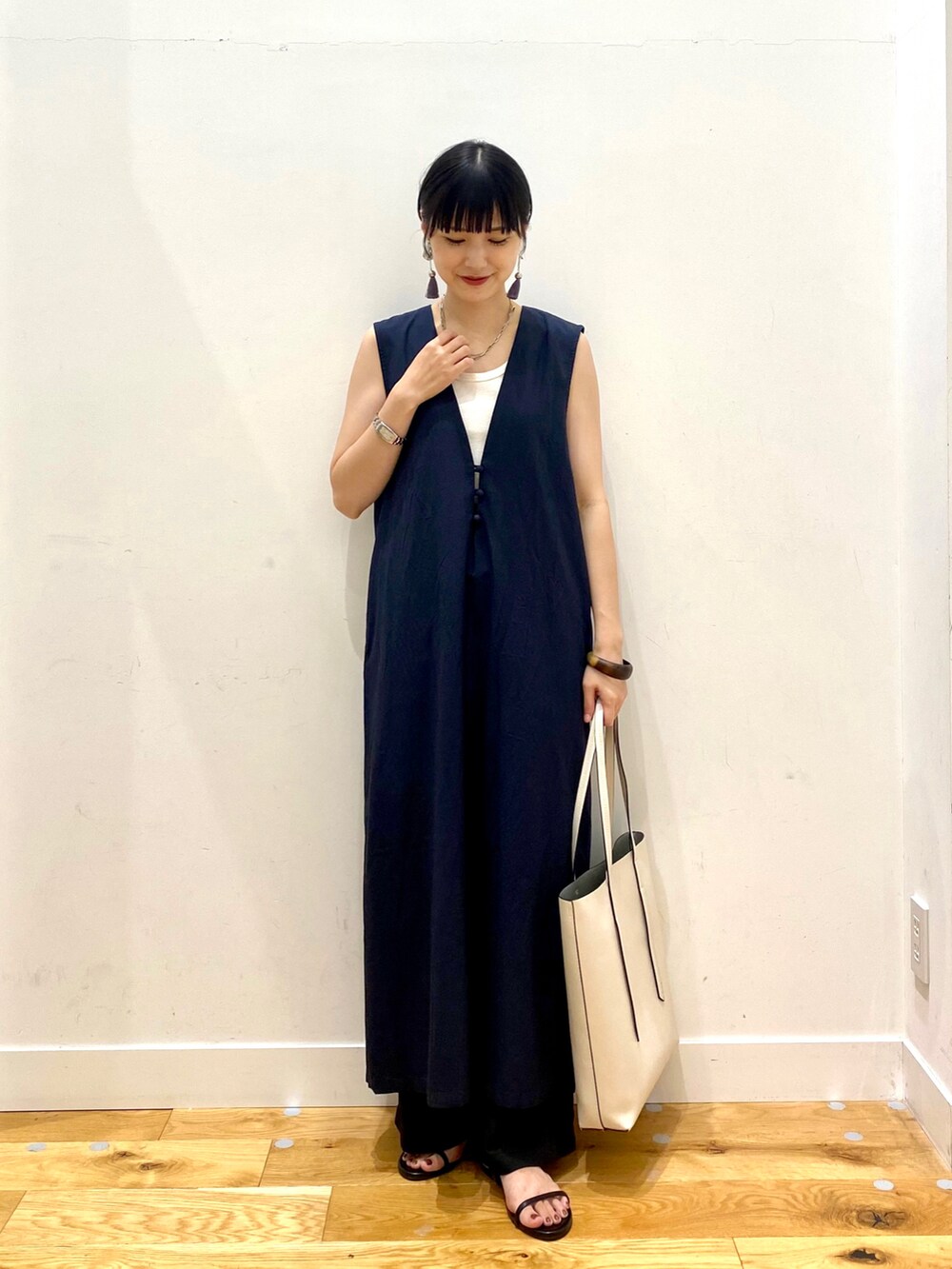 ブルー系のワンピース、ホワイト系のタンクトップ、ブラック系のその他パンツを着用したレディースの夏コーディネートの2枚目の写真