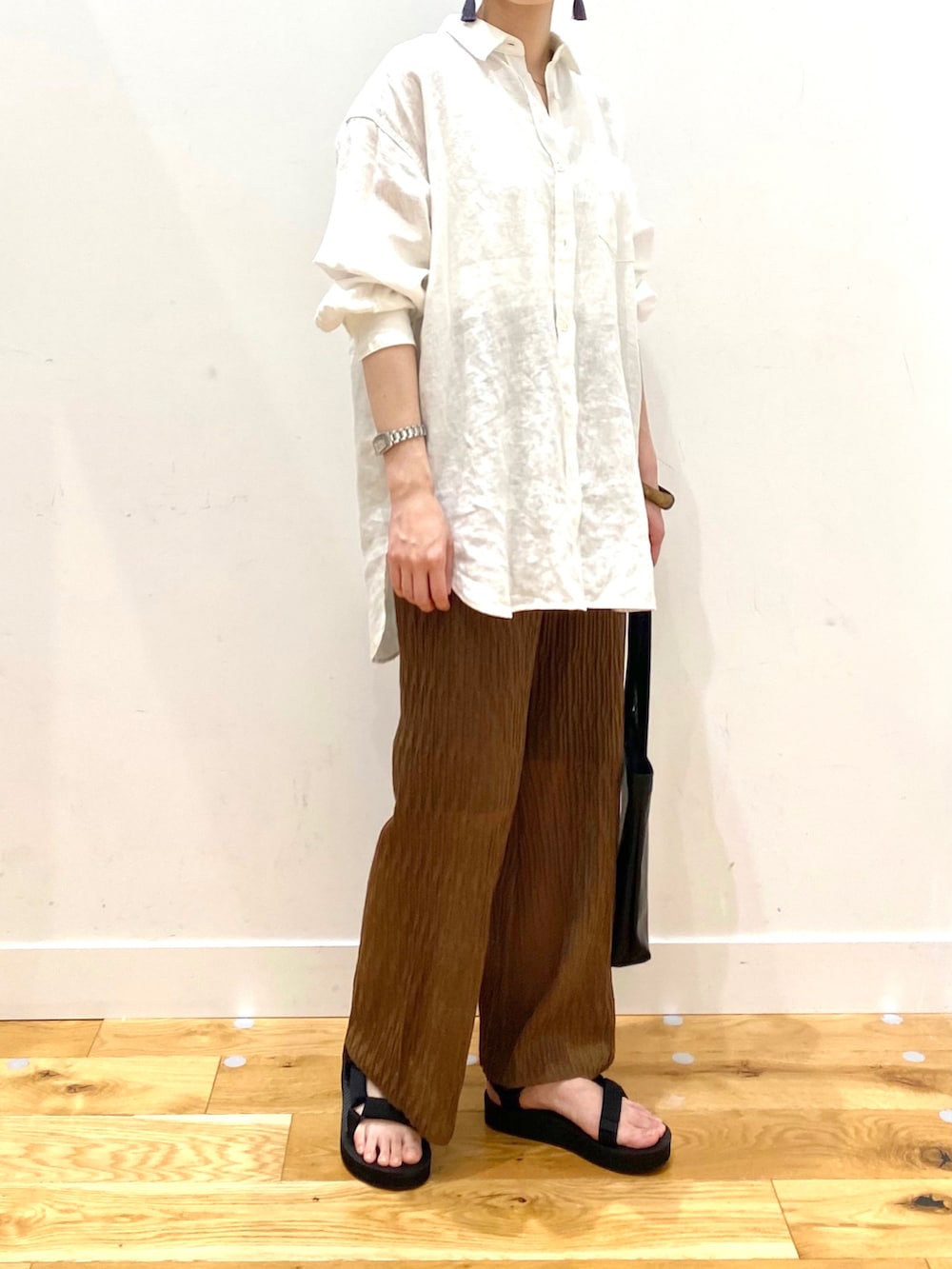 ホワイト系のシャツ/ブラウス、ホワイト系のタンクトップ、ブラウン系のその他パンツを着用したレディースの春コーディネートの4枚目の写真