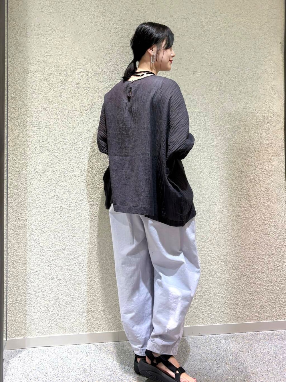 「大人カジュアル、デートコーデ、ママコーデ、きれいめカジュアル、シンプルコーデ、かぐれ、雨の日コーデ、newarrival、休日スタイル、30代、旅行コーデ、ブルベ夏、骨格ウェーブ、帰省コーデ、下半身太め」｜「かぐれのカラーコクーンパンツ（その他パンツ、パープル系）」を使った、saoriさん（レディース・158cm）の夏コーディネートの3枚目の写真
