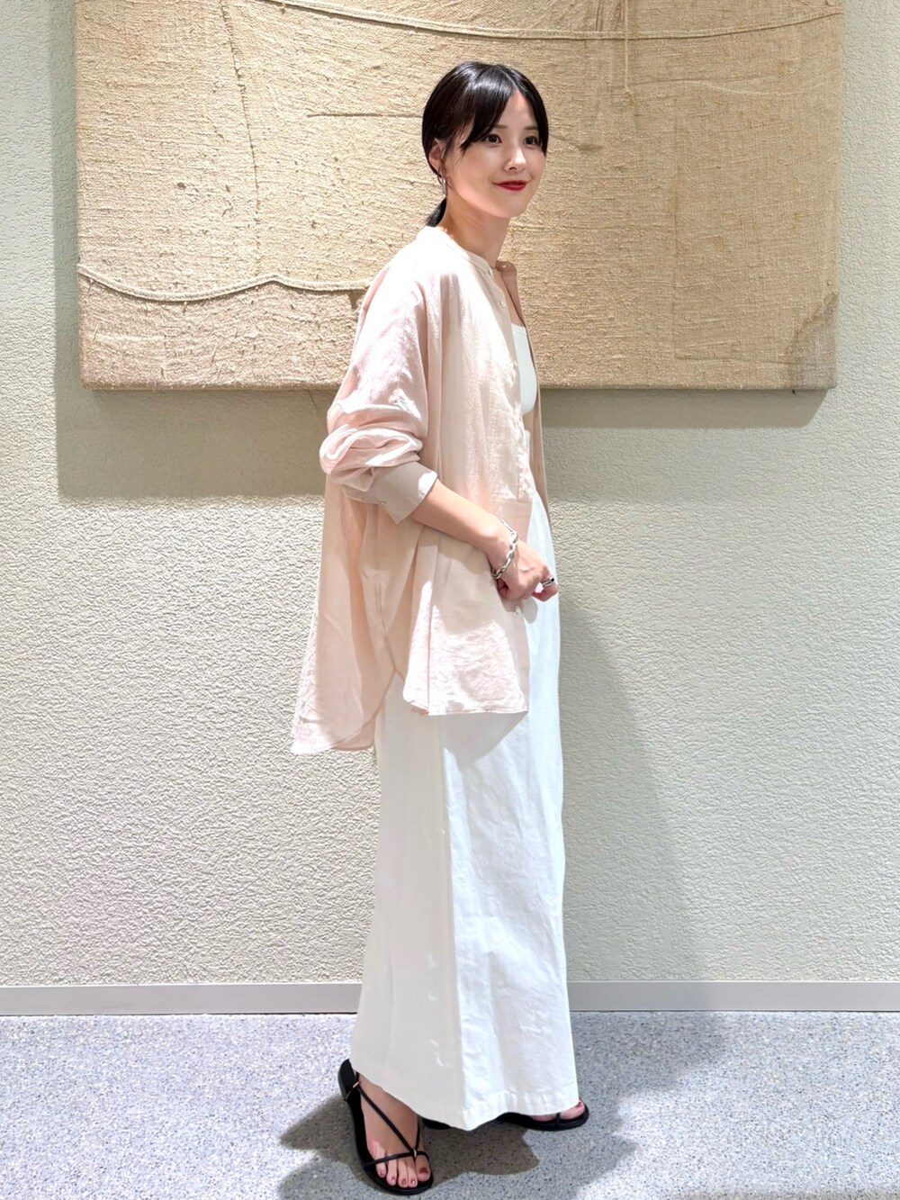 ピンク系のシャツ/ブラウス、ホワイト系のタンクトップ、ホワイト系のスカートを着用したレディースの夏コーディネートの2枚目の写真