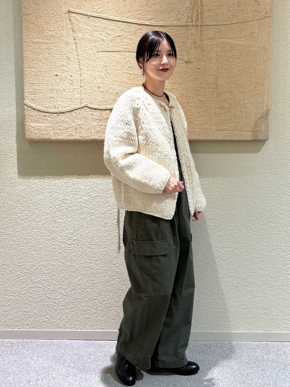 ホワイト系のカーディガン/ボレロ、グリーン系のその他パンツ、グリーン系のその他パンツを着用したレディースの秋コーディネートの2枚目の写真