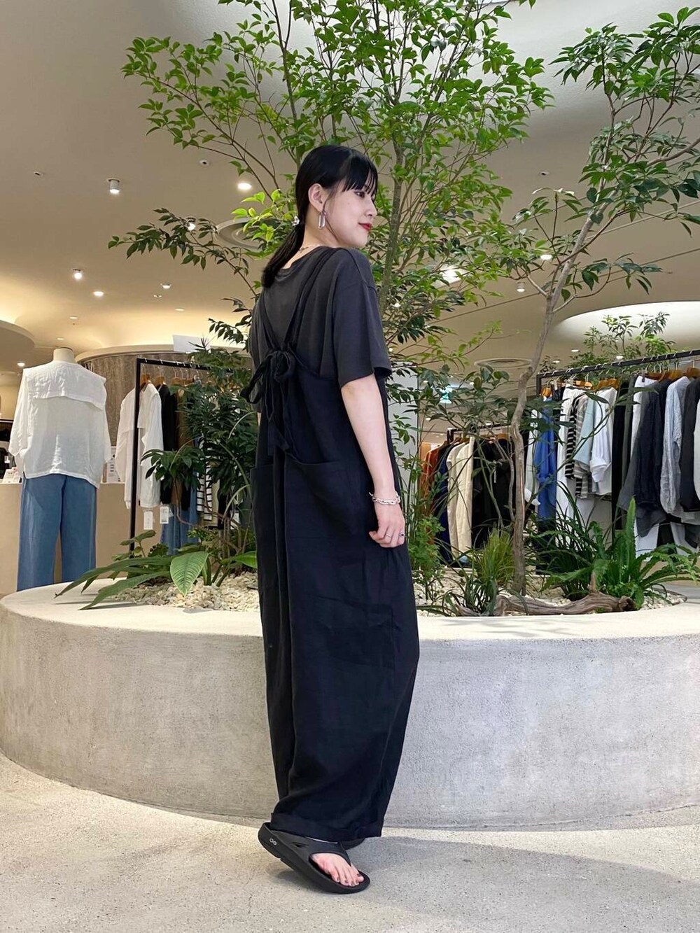 ブラック系のサロペット/オーバーオール、グレー系のTシャツ/カットソーを着用したレディースの夏コーディネートの3枚目の写真