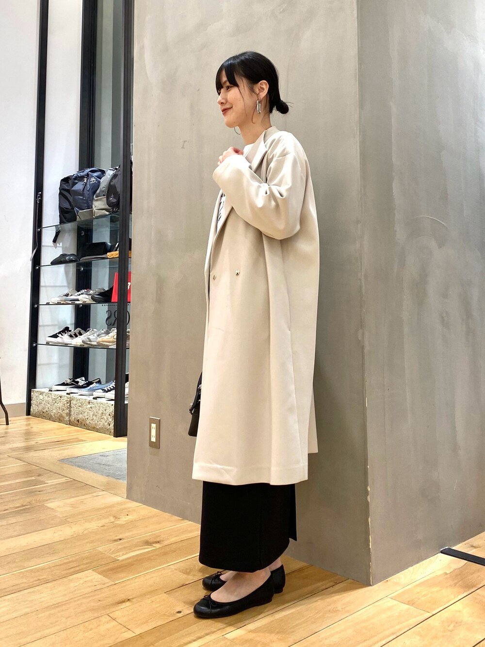 グレー系のその他アウター、ホワイト系のTシャツ/カットソー、ブラック系のスカートを着用したレディースの春コーディネートの2枚目の写真