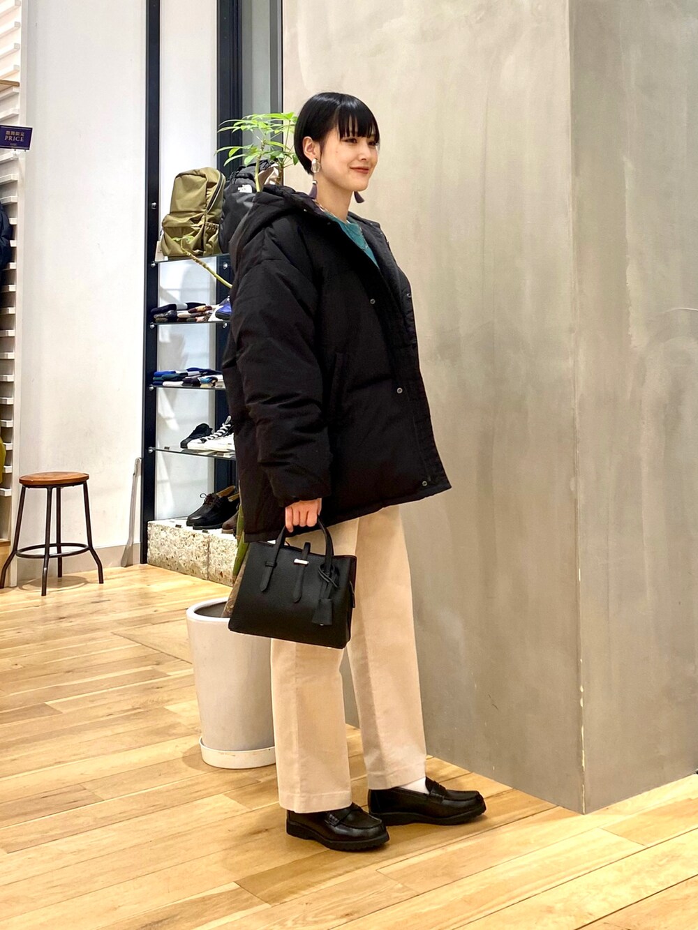 「きれいめカジュアル、休日スタイル、シンプルコーデ、大人カジュアル、冬コーデ、服とコスメでなりたい自分に、マイベストコーデ2022、クリスマスに着たい服、ニット、レイヤードスタイル、ダウンジャケット、コーデュロイ、韓国ファッション、URBAN RESEARCH DOORS、URBAN RESEARCH DOORS WOMENS」|「URBAN RESEARCH DOORSのダウンミドルジャケット(ダウンジャケット/コート、ブラック系)」を使った、saoriさん(レディース・158cm)の冬コーディネートの2枚目の写真