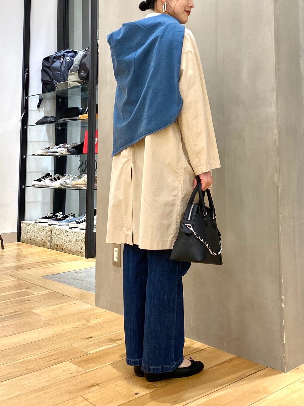 ベージュ系のその他アウター、イエロー系のカーディガン/ボレロ、ブルー系のTシャツ/カットソーを着用したレディースの春コーディネートの4枚目の写真