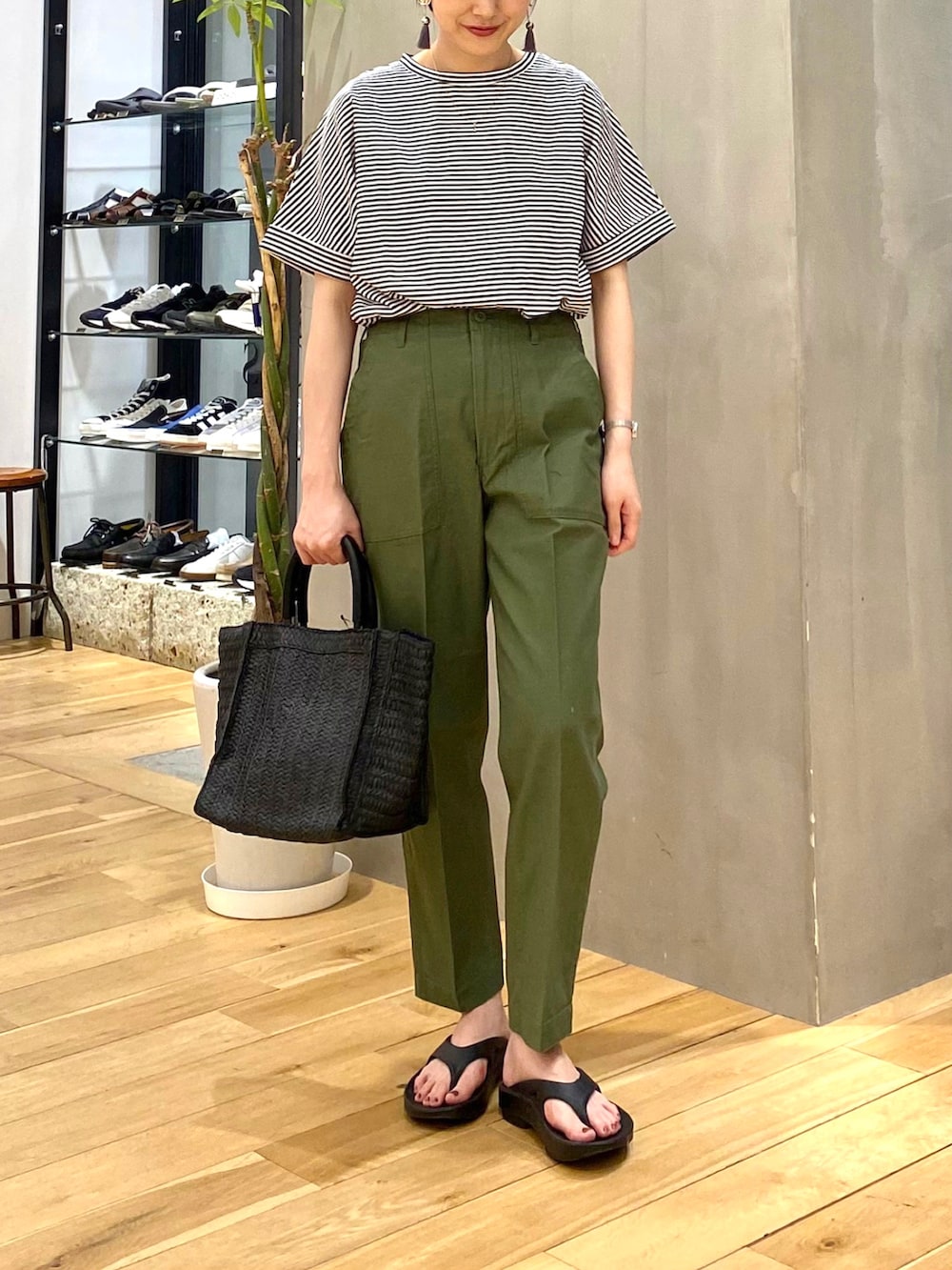 ホワイト系のTシャツ/カットソー、グリーン系のその他パンツ、ブラック系のトートバッグを着用したレディースの春コーディネートの4枚目の写真