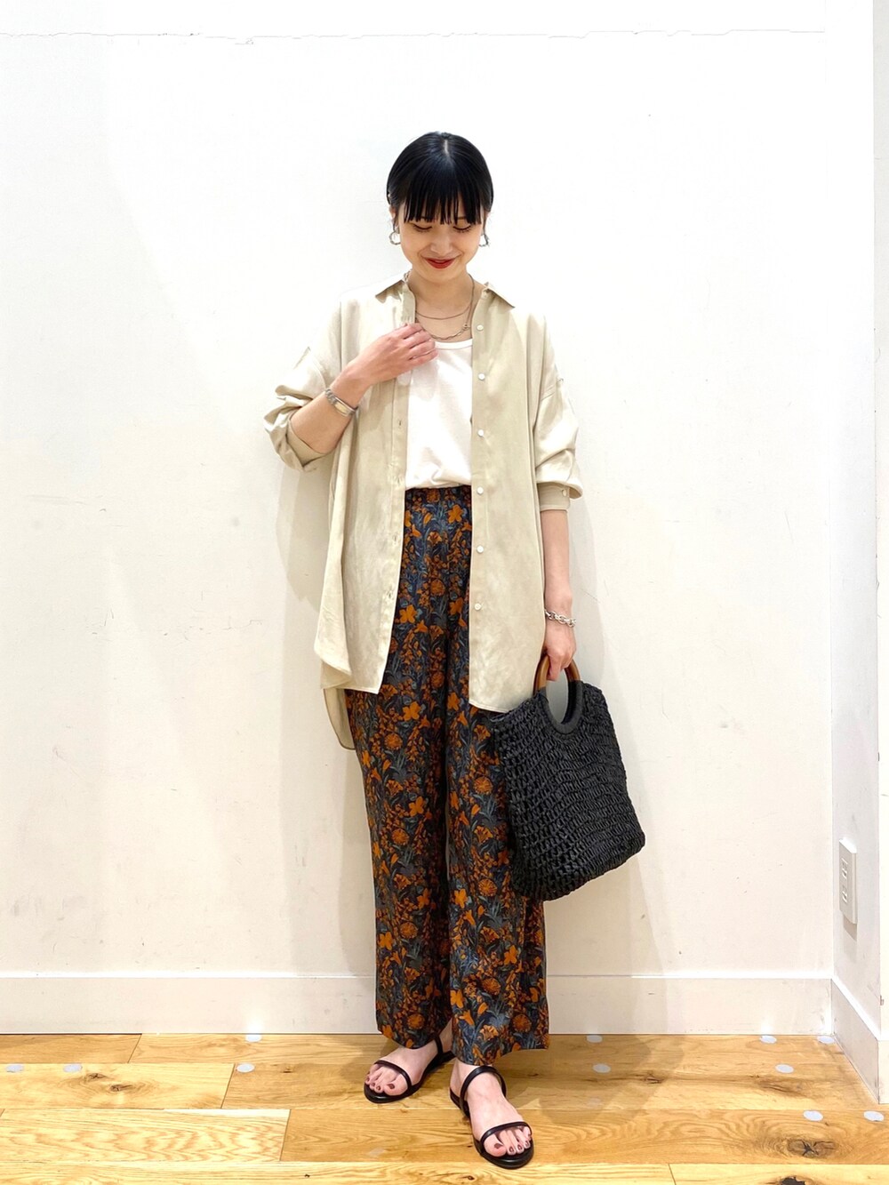 ベージュ系のシャツ/ブラウス、ホワイト系のタンクトップ、オレンジ系のその他パンツを着用したレディースの夏コーディネートの2枚目の写真