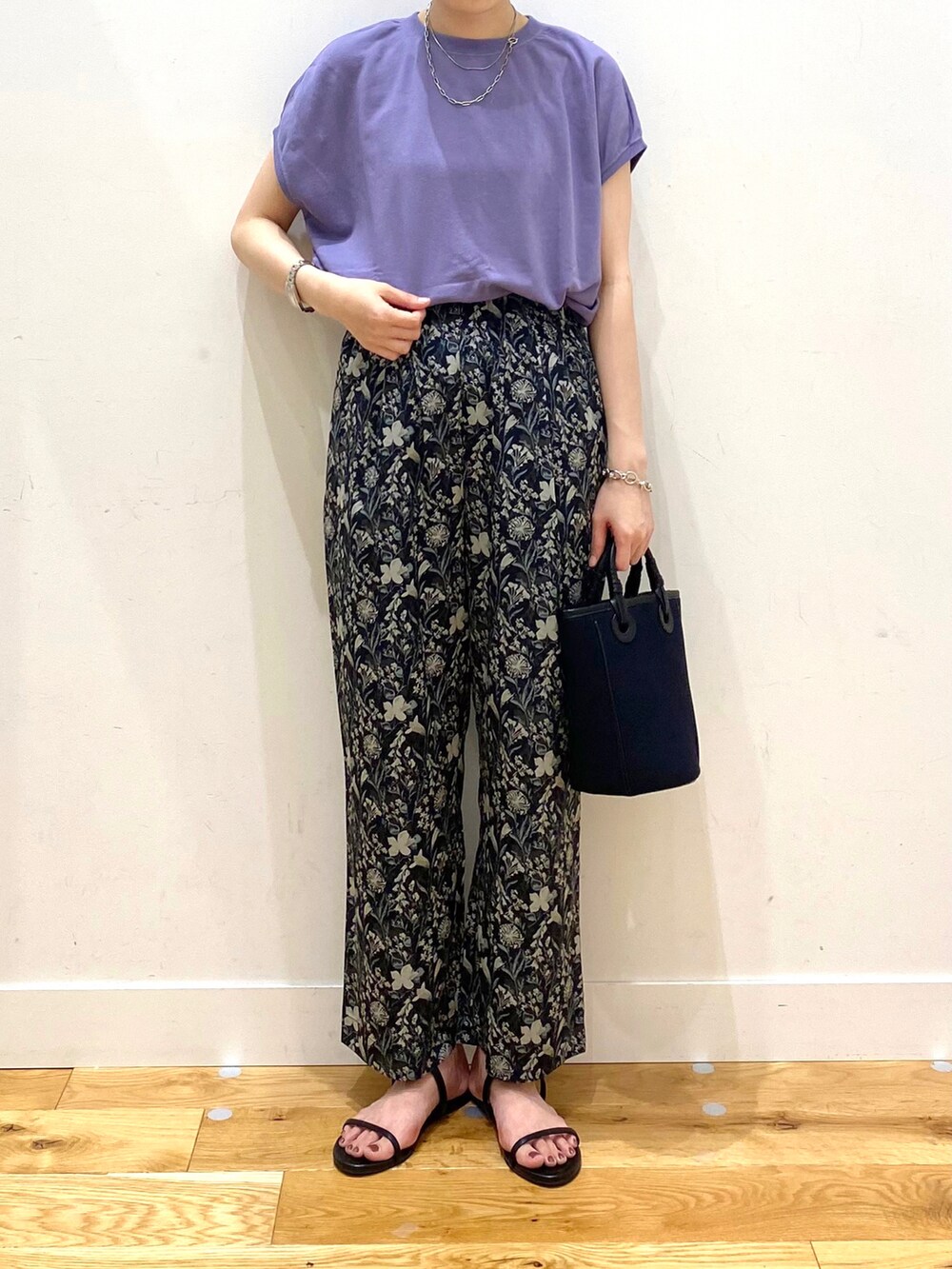 パープル系のTシャツ/カットソー、ブルー系のその他パンツ、ブルー系のショルダーバッグを着用したレディースの夏コーディネートの4枚目の写真