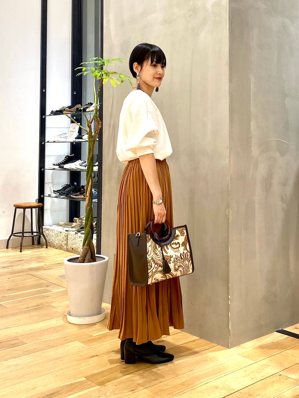 グリーン系のその他アウター、ホワイト系のTシャツ/カットソー、イエロー系のスカートを着用したレディースの秋コーディネートの4枚目の写真