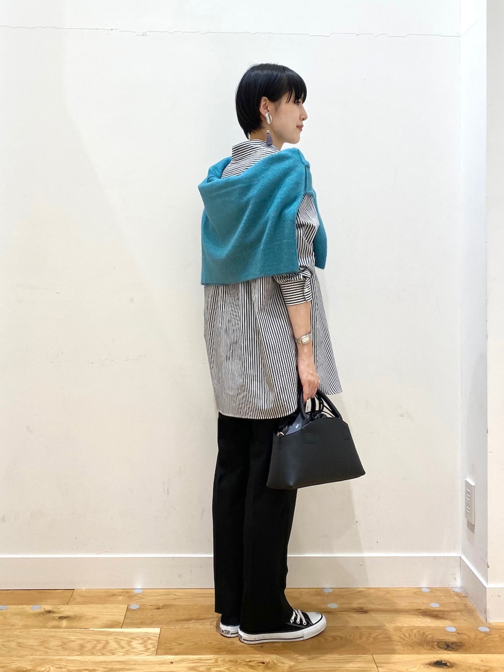 その他のシャツ/ブラウス、ブルー系のニット/セーター、ブラック系のその他パンツを着用したレディースの冬コーディネートの3枚目の写真