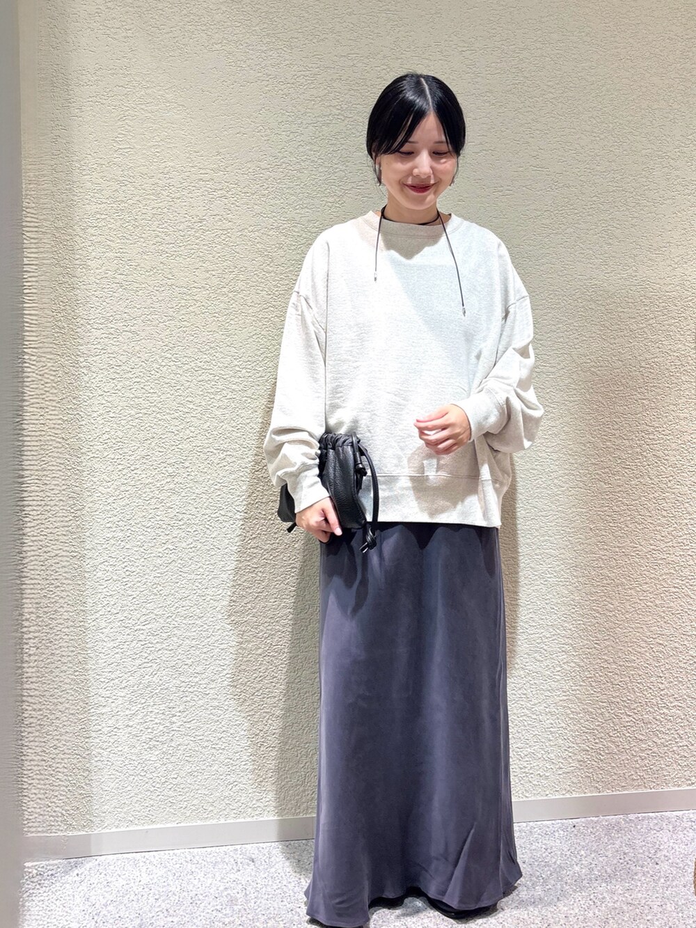 ベージュ系のスウェット、ベージュ系のスウェット、グレー系のスカートを着用したレディースの秋コーディネートの6枚目の写真