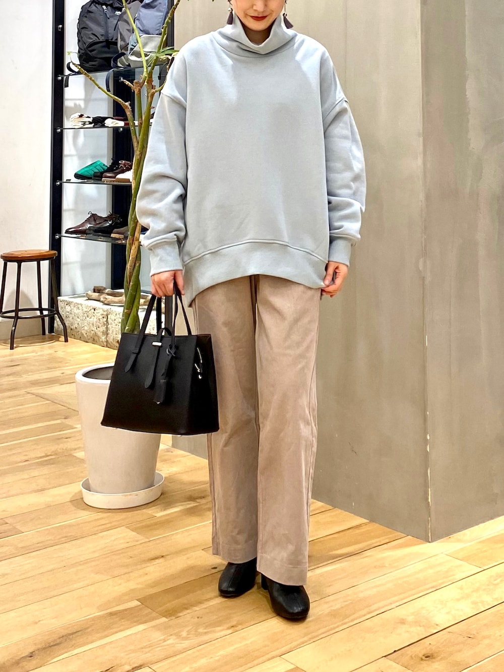ブルー系のスウェット、ベージュ系のその他パンツ、ブラック系のトートバッグを着用したレディースの冬コーディネートの4枚目の写真