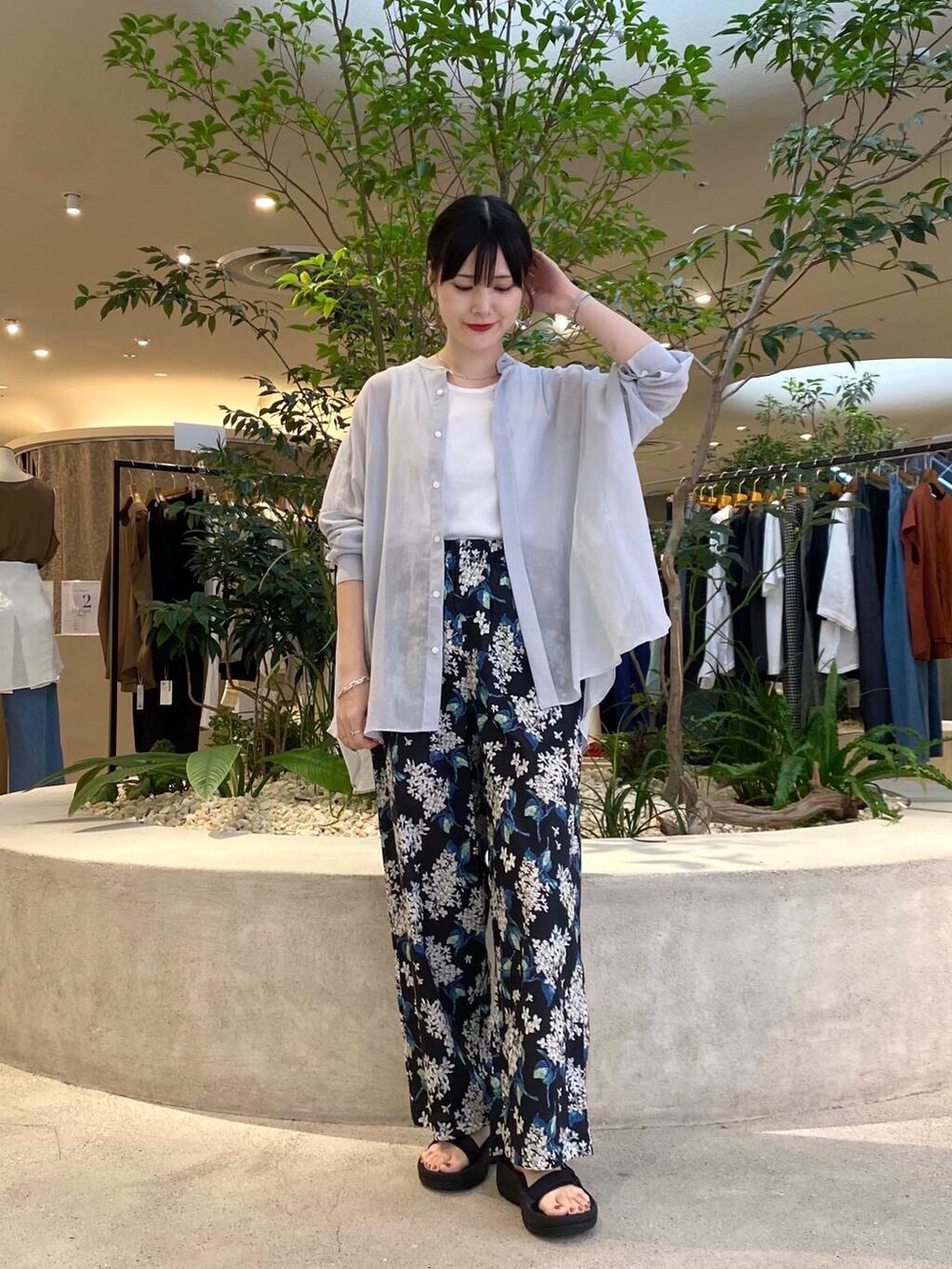 ブラック系のその他パンツ、グレー系のシャツ/ブラウス、ホワイト系のタンクトップを着用したレディースの夏コーディネートの3枚目の写真