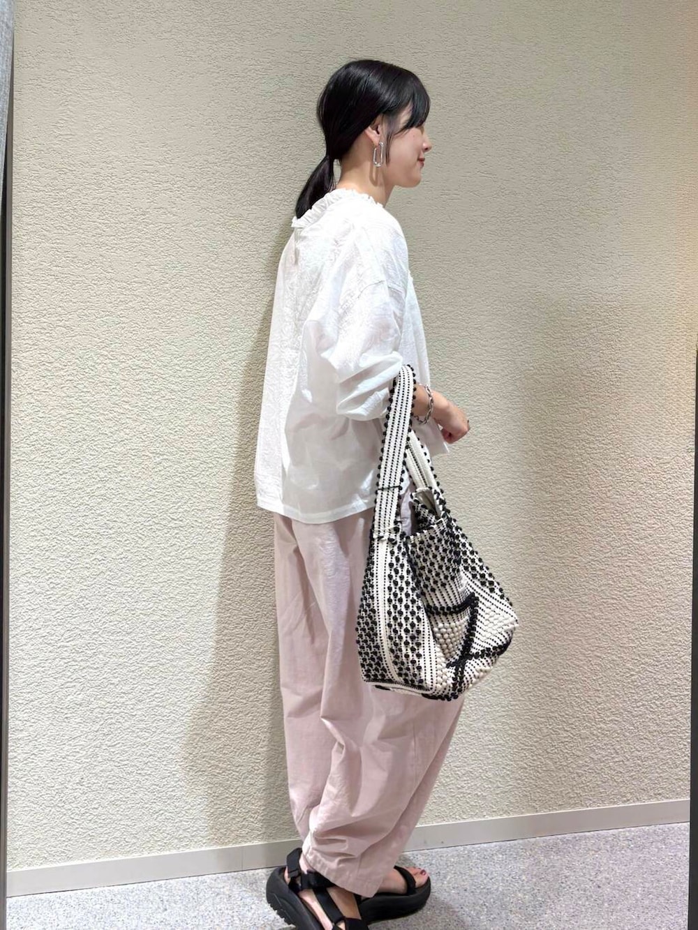 ピンク系のその他パンツ、ホワイト系のシャツ/ブラウスを着用したレディースの夏コーディネートの4枚目の写真