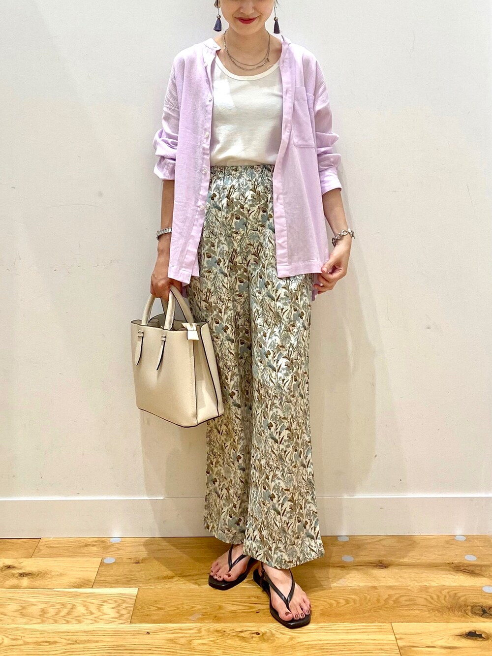 パープル系のシャツ/ブラウス、ホワイト系のタンクトップ、ホワイト系のその他パンツを着用したレディースの夏コーディネートの4枚目の写真