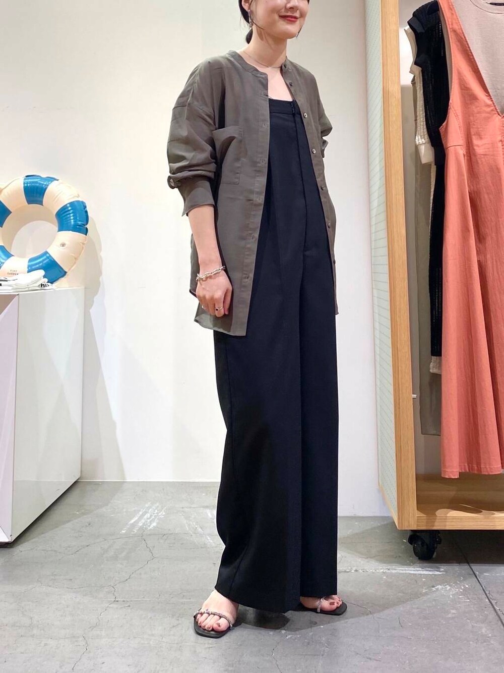 ブラック系のサンダル、グレー系のシャツ/ブラウス、ブラック系のサロペット/オーバーオールを着用したレディースの夏コーディネートの7枚目の写真