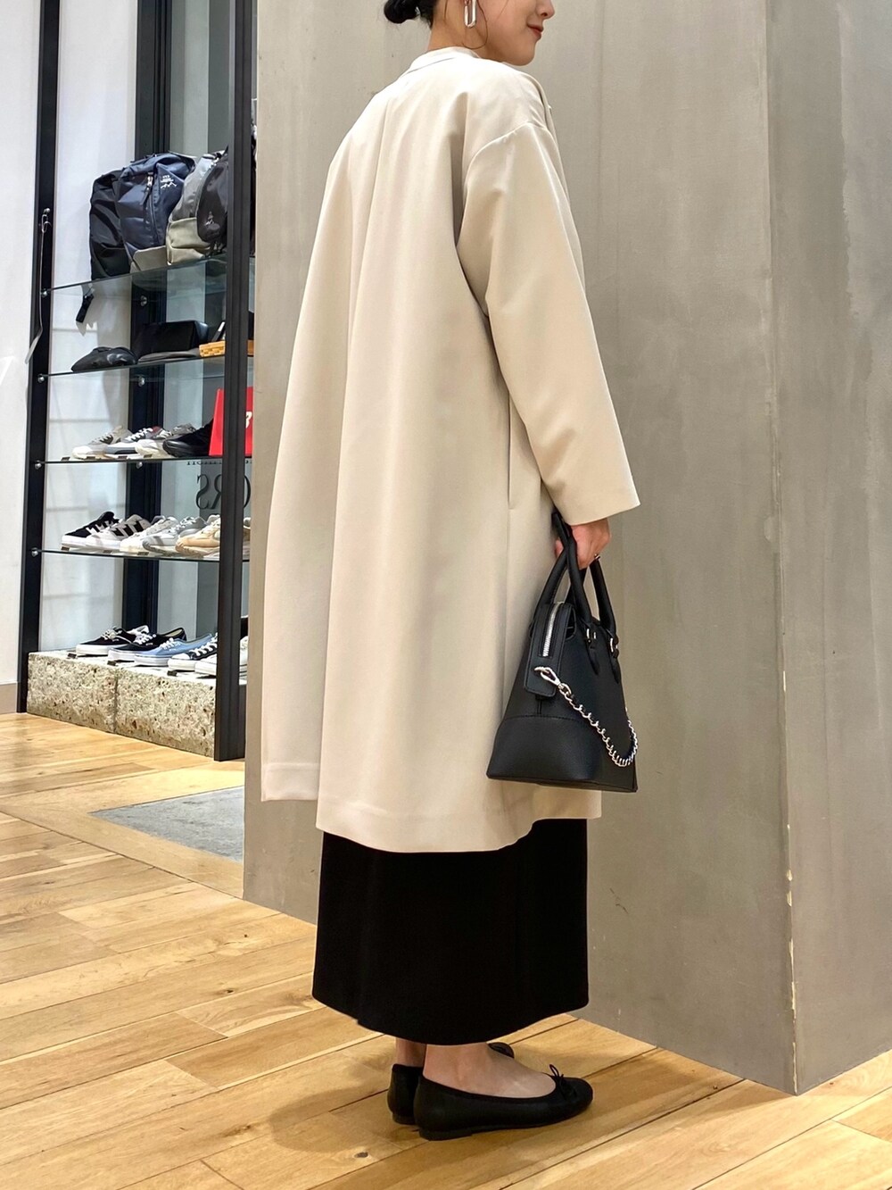 グレー系のその他アウター、ホワイト系のTシャツ/カットソー、ブラック系のスカートを着用したレディースの春コーディネートの4枚目の写真