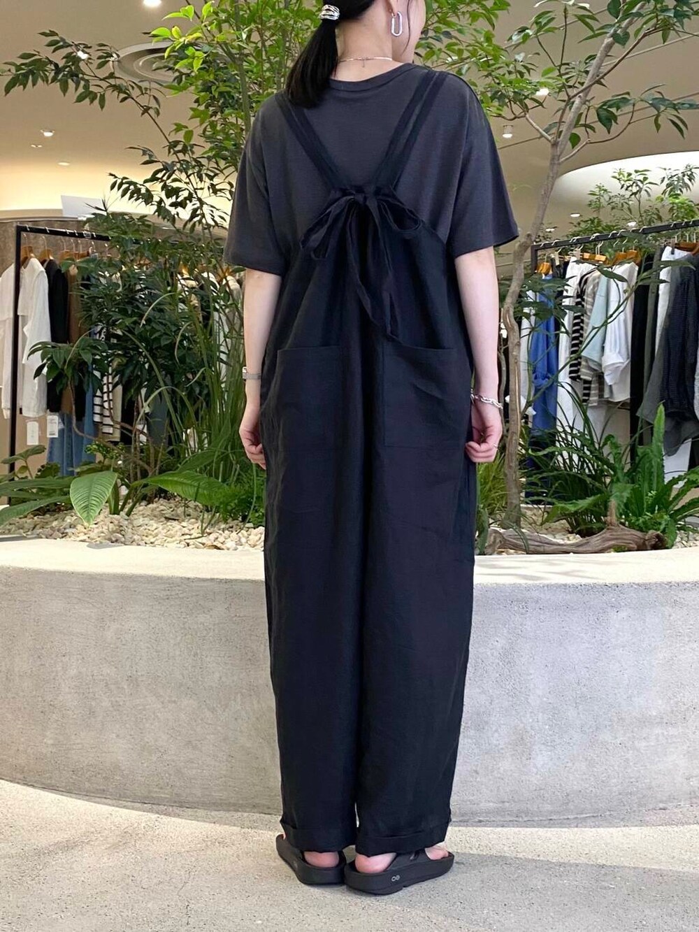 ブラック系のサロペット/オーバーオール、グレー系のTシャツ/カットソーを着用したレディースの夏コーディネートの6枚目の写真