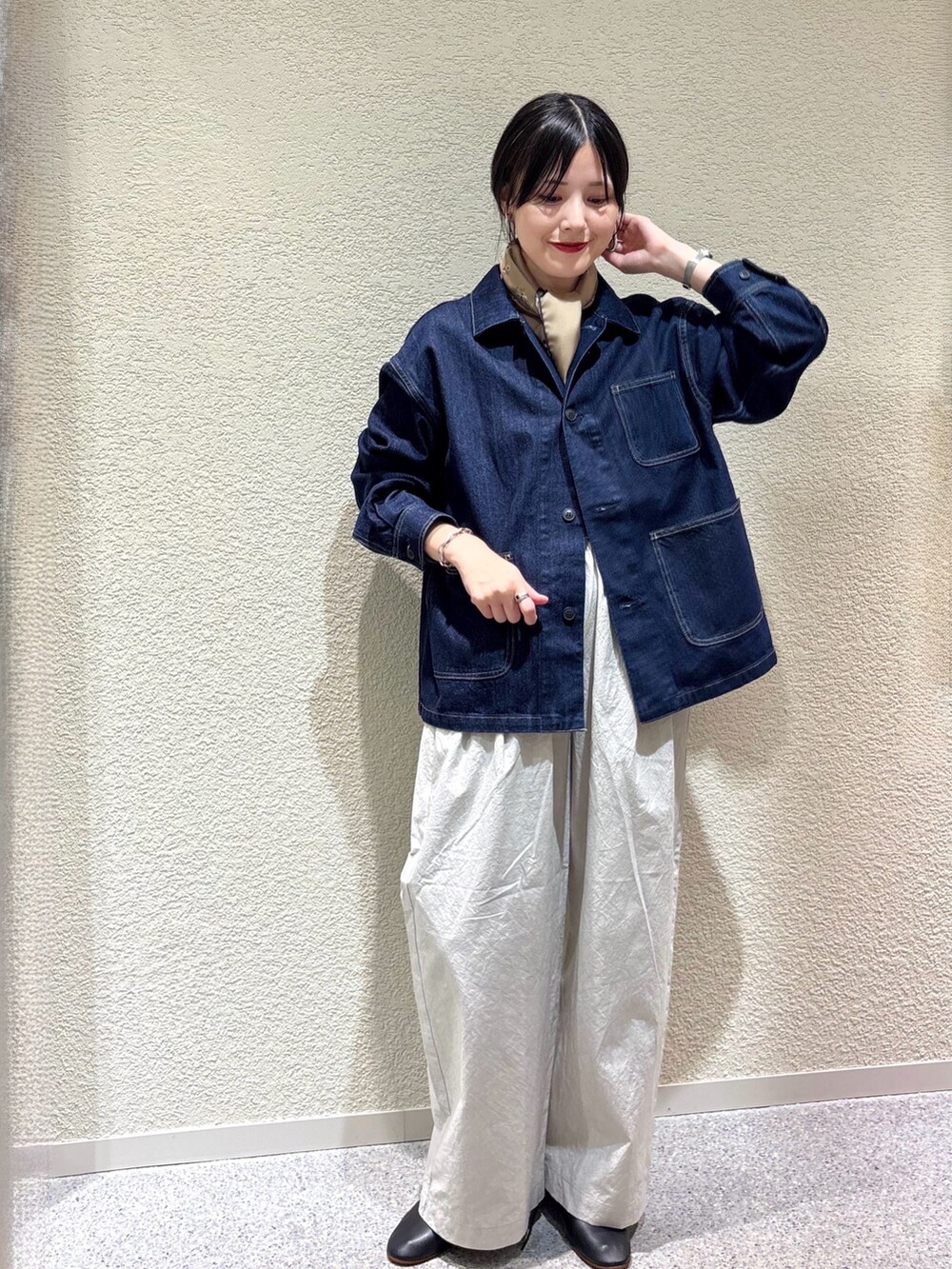 ブルー系のカバーオール、ブルー系のカバーオール、ブルー系のカバーオールを着用したレディースの秋コーディネートの6枚目の写真
