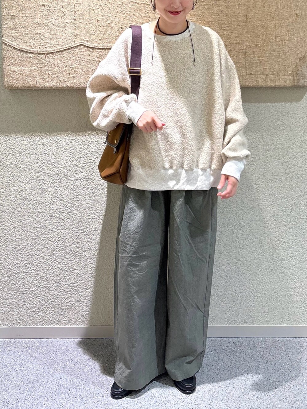 ベージュ系のその他トップス、ベージュ系のその他トップス、グリーン系のその他パンツを着用したレディースの秋コーディネートの4枚目の写真