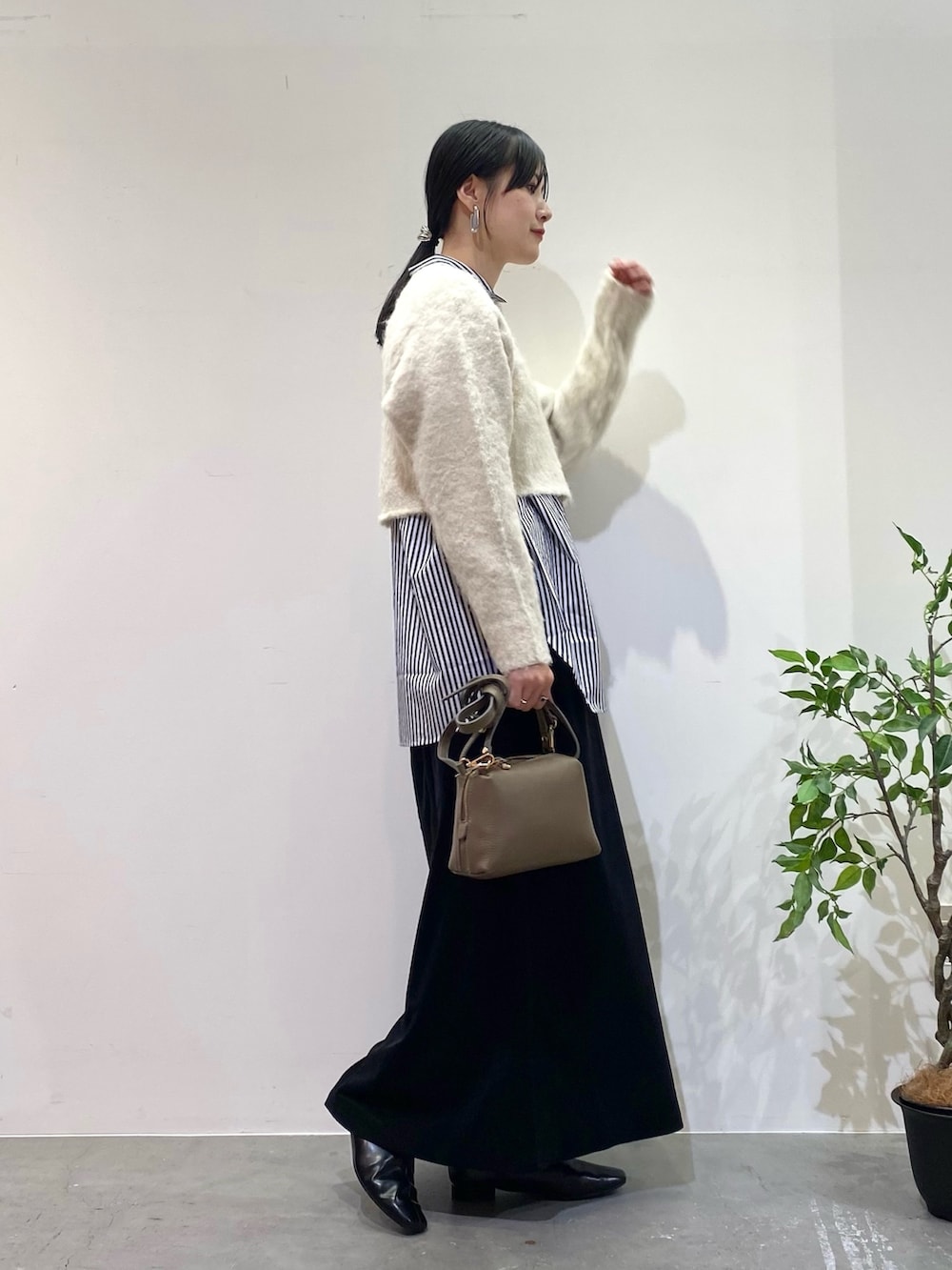 ホワイト系のニット/セーター、その他のシャツ/ブラウス、ブラック系のスカートを着用したレディースの秋コーディネートの2枚目の写真