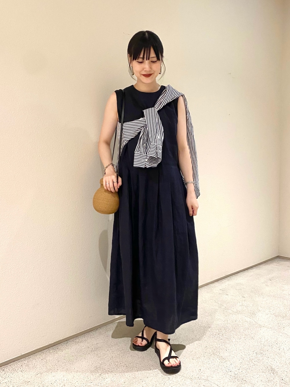 ブルー系のワンピース、ブルー系のシャツ/ブラウスを着用したレディースの夏コーディネートの2枚目の写真