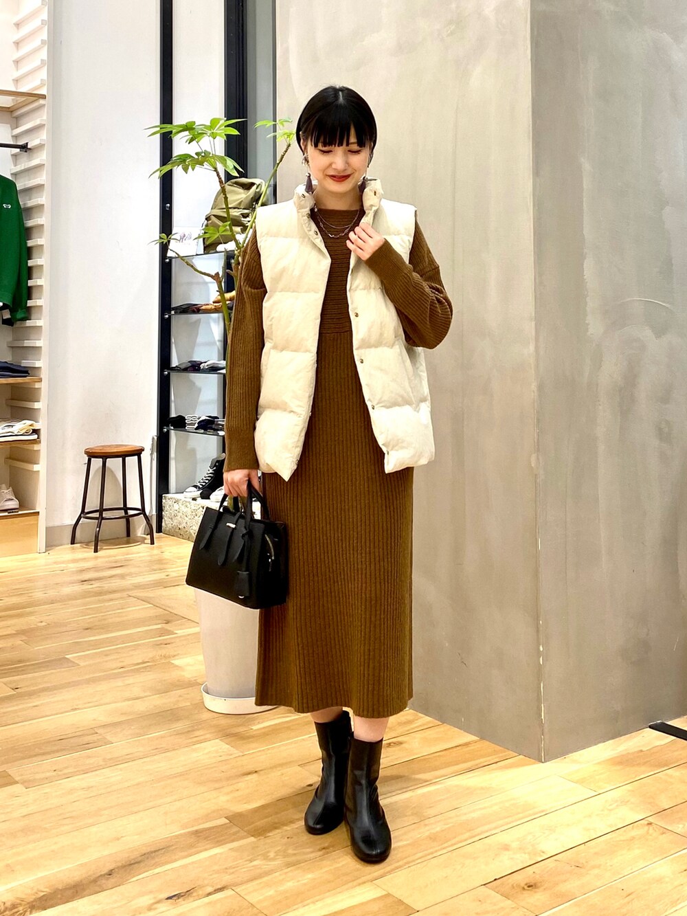 「きれいめカジュアル、休日スタイル、シンプルコーデ、大人カジュアル、冬コーデ、ダウンベスト、レイヤードスタイル、ロングワンピース、マイベストコーデ2022、クリスマスに着たい服、韓国ファッション、おしゃれさんと繋がりたい、URBAN RESEARCH DOORS、URBAN RESEARCH DOORS WOMENS」｜「URBAN RESEARCH DOORSの『WEB/一部店舗限定カラー』ワイドリブ切替ニットワンピース（ワンピース、ブラウン系）」を使った、saoriさん（レディース・158cm）の冬コーディネートの2枚目の写真