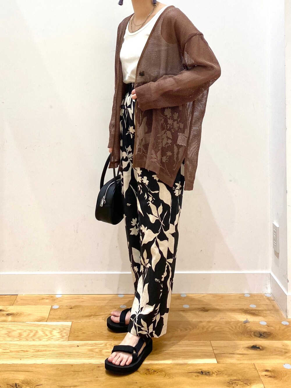 ブラウン系のカーディガン/ボレロ、ホワイト系のタンクトップ、ブラック系のその他パンツを着用したレディースの春コーディネートの4枚目の写真