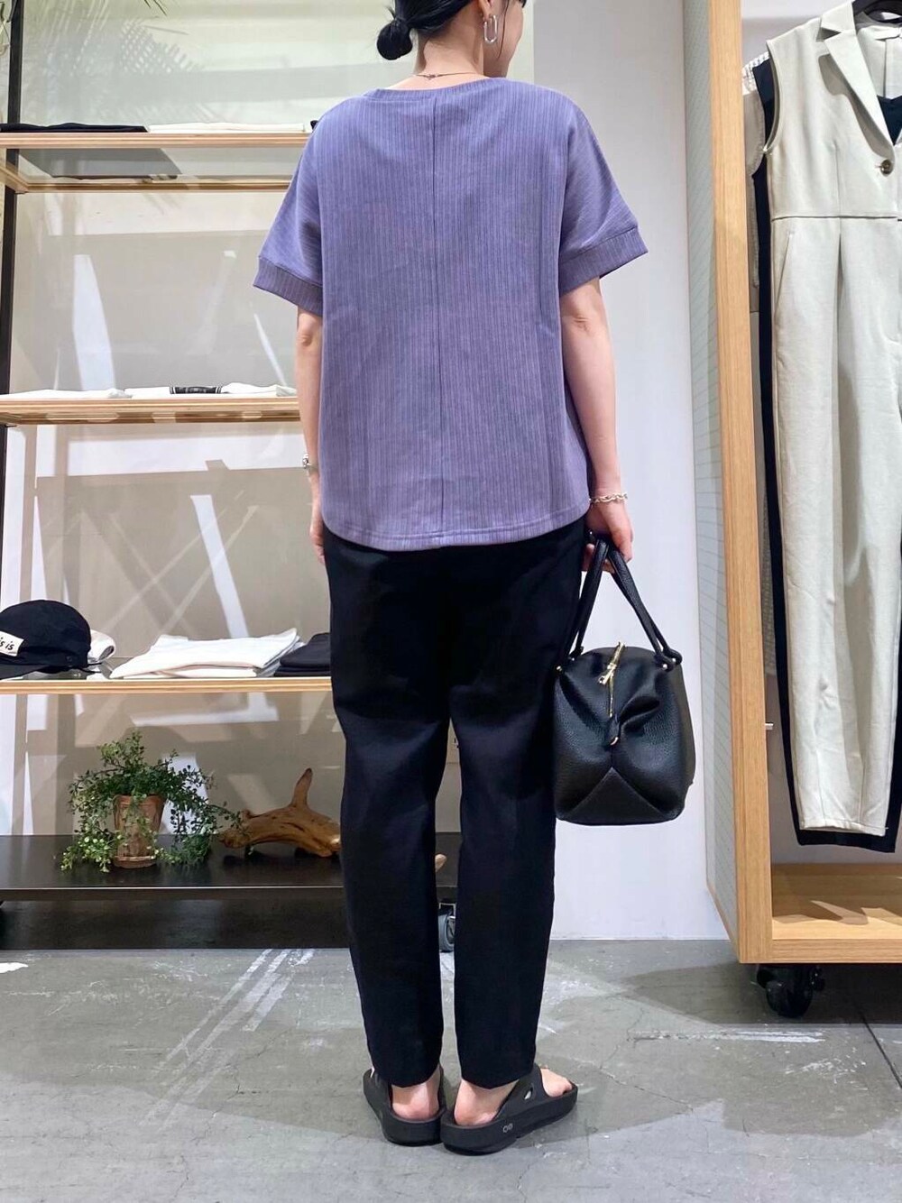 ブラック系のその他パンツ、ブラック系のハンドバッグ、パープル系のTシャツ/カットソーを着用したレディースの夏コーディネートの4枚目の写真