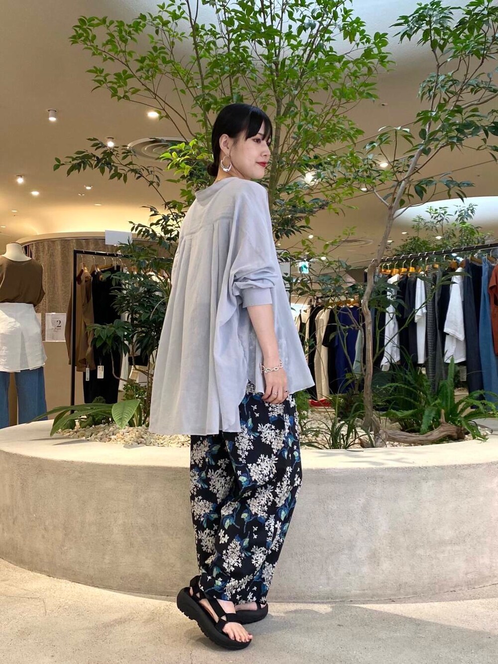 ブラック系のその他パンツ、グレー系のシャツ/ブラウス、ホワイト系のタンクトップを着用したレディースの夏コーディネートの4枚目の写真