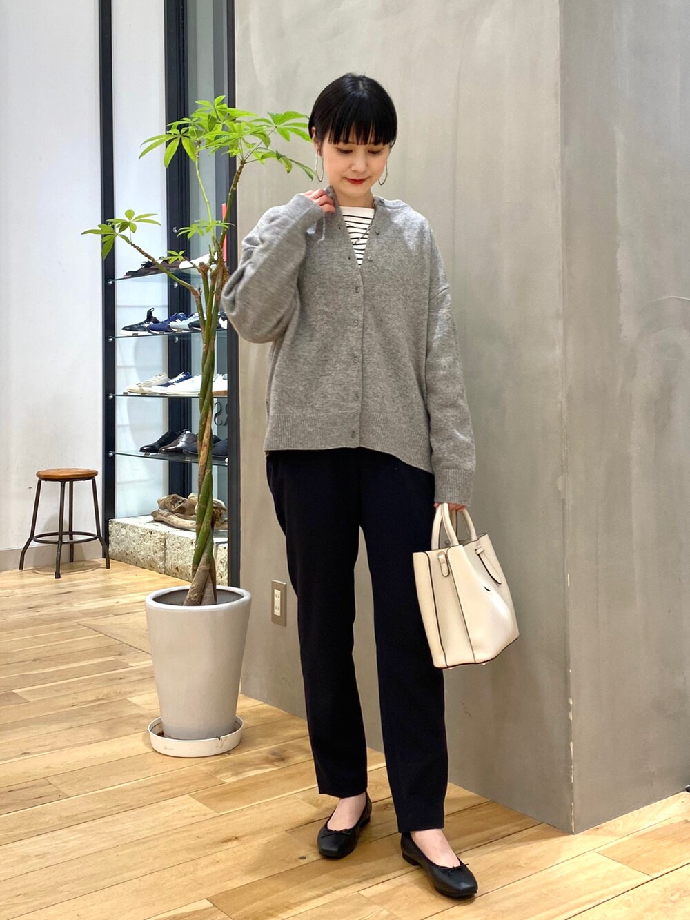 グレー系のニット/セーター、ホワイト系のTシャツ/カットソー、ブラック系のその他パンツを着用したレディースの冬コーディネートの4枚目の写真