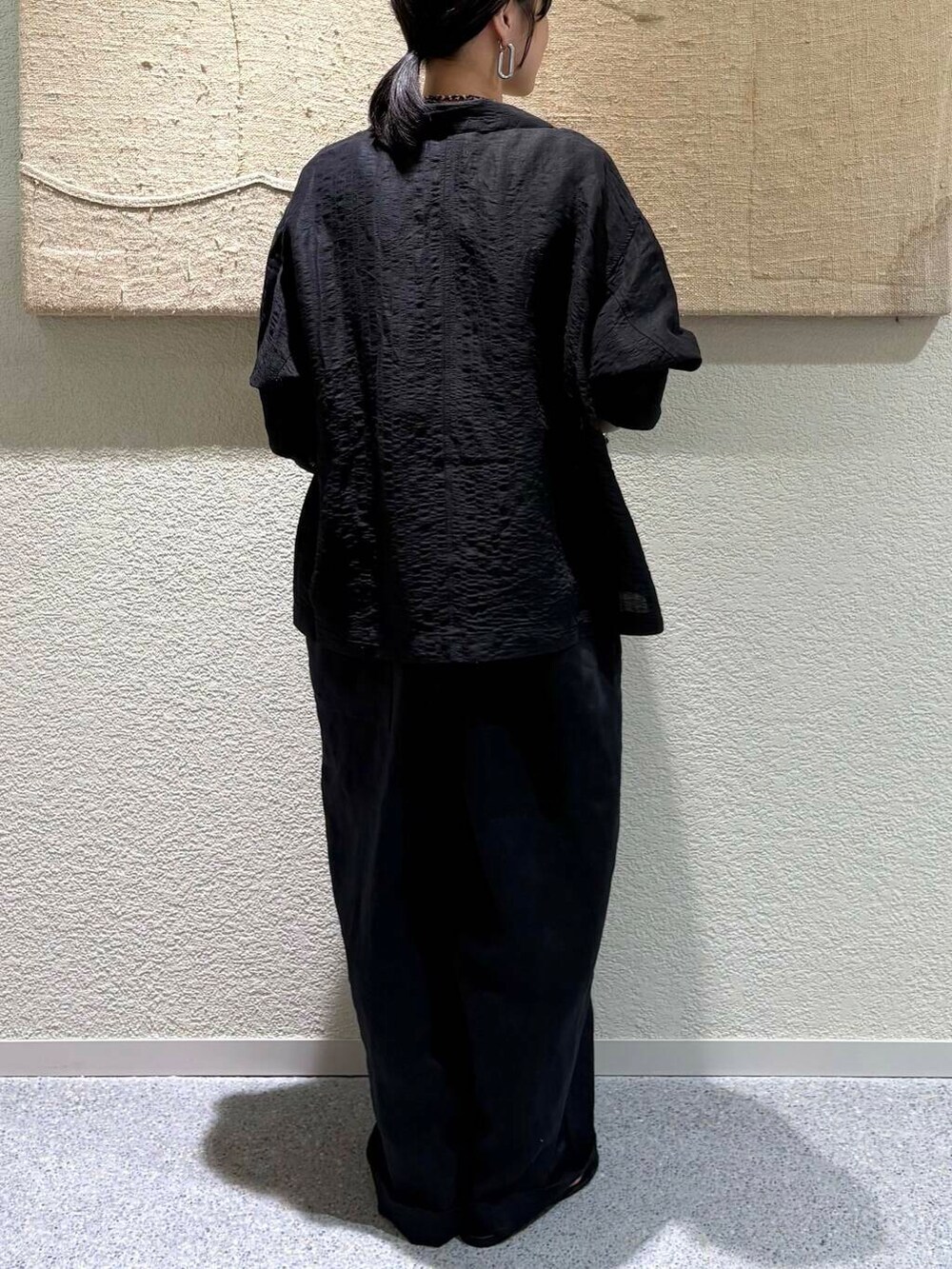 ブラック系のサロペット/オーバーオール、ブラック系のその他アウターを着用したレディースの夏コーディネートの5枚目の写真