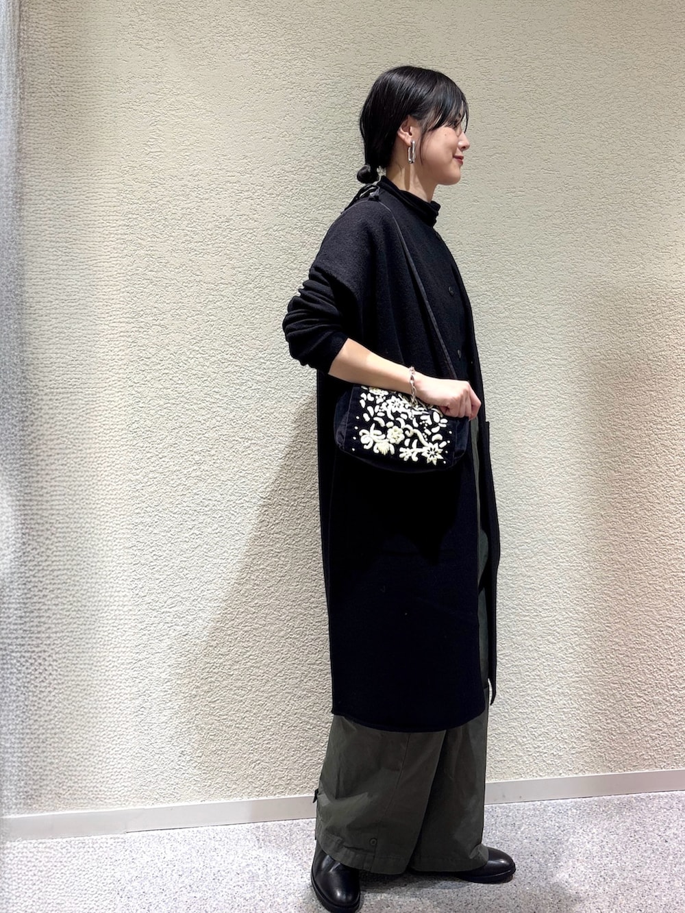 ブラック系のニット/セーター、ブラック系のニット/セーター、ブラック系のベストを着用したレディースの冬コーディネートの2枚目の写真