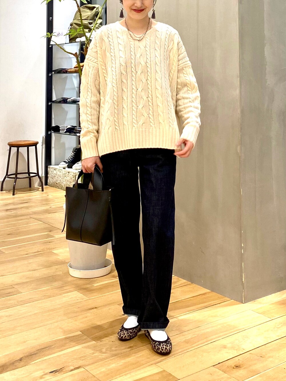 「きれいめカジュアル、休日スタイル、シンプルコーデ、大人カジュアル、冬コーデ、ニット、古着MIX、デニム、クリスマスに着たい服、マイベストコーデ2022、おしゃれさんと繋がりたい、URBAN RESEARCH DOORS、URBAN RESEARCH DOORS WOMENS、ホワイトコーデ」｜「URBAN RESEARCH DOORSのハミルトンウールアラン柄ニット（ニット/セーター、ホワイト系）」を使った、saoriさん（レディース・158cm）の冬コーディネートの4枚目の写真