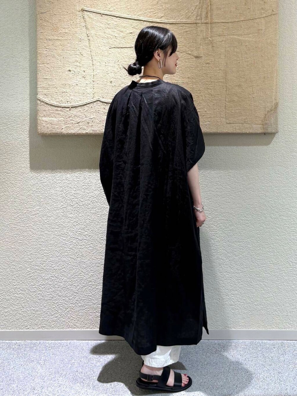 ホワイト系のその他パンツ、ブラック系のワンピースを着用したレディースの春コーディネートの3枚目の写真